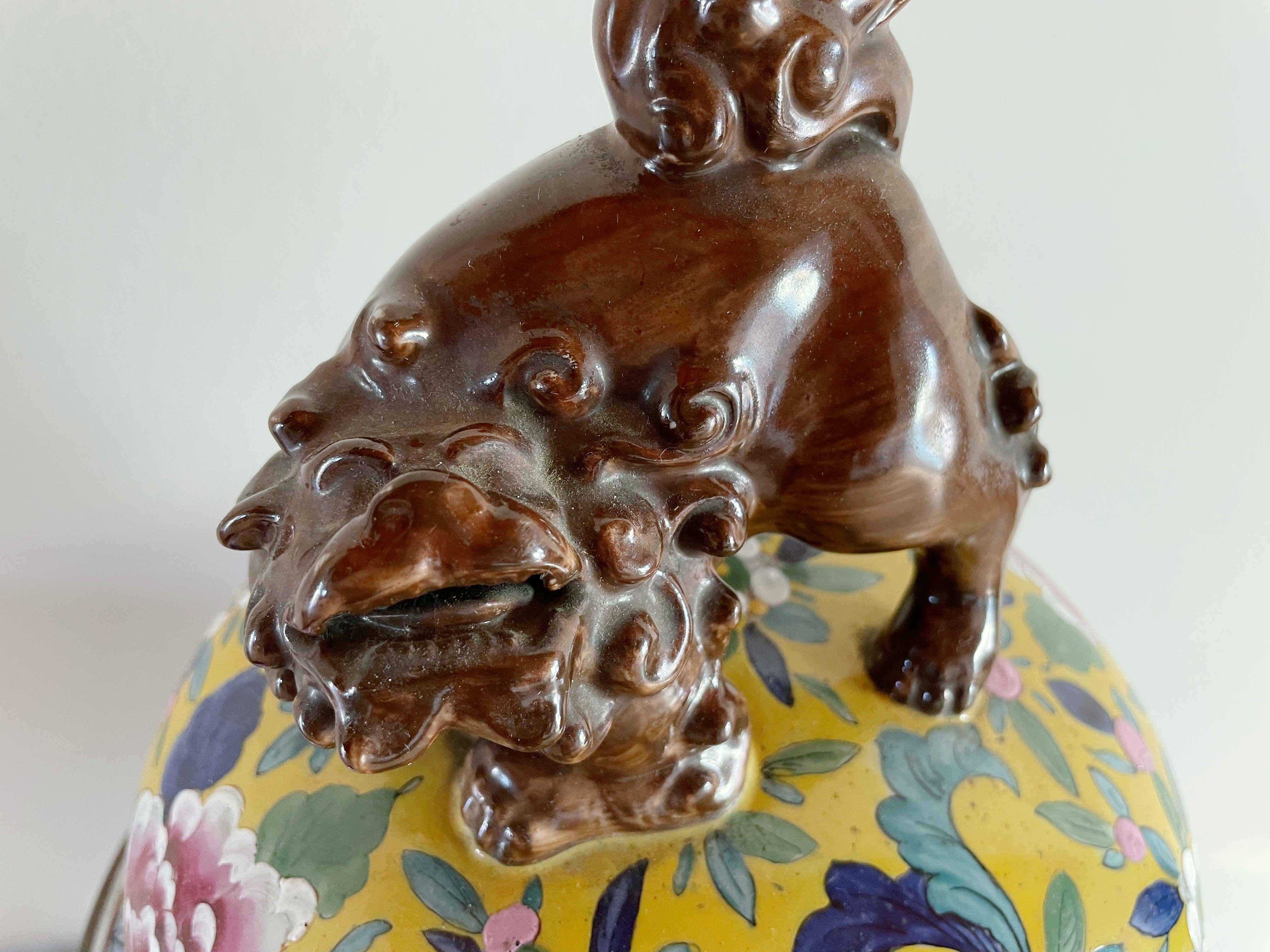 Jarra con tapa de porcelana china Famille Jaune en venta 4