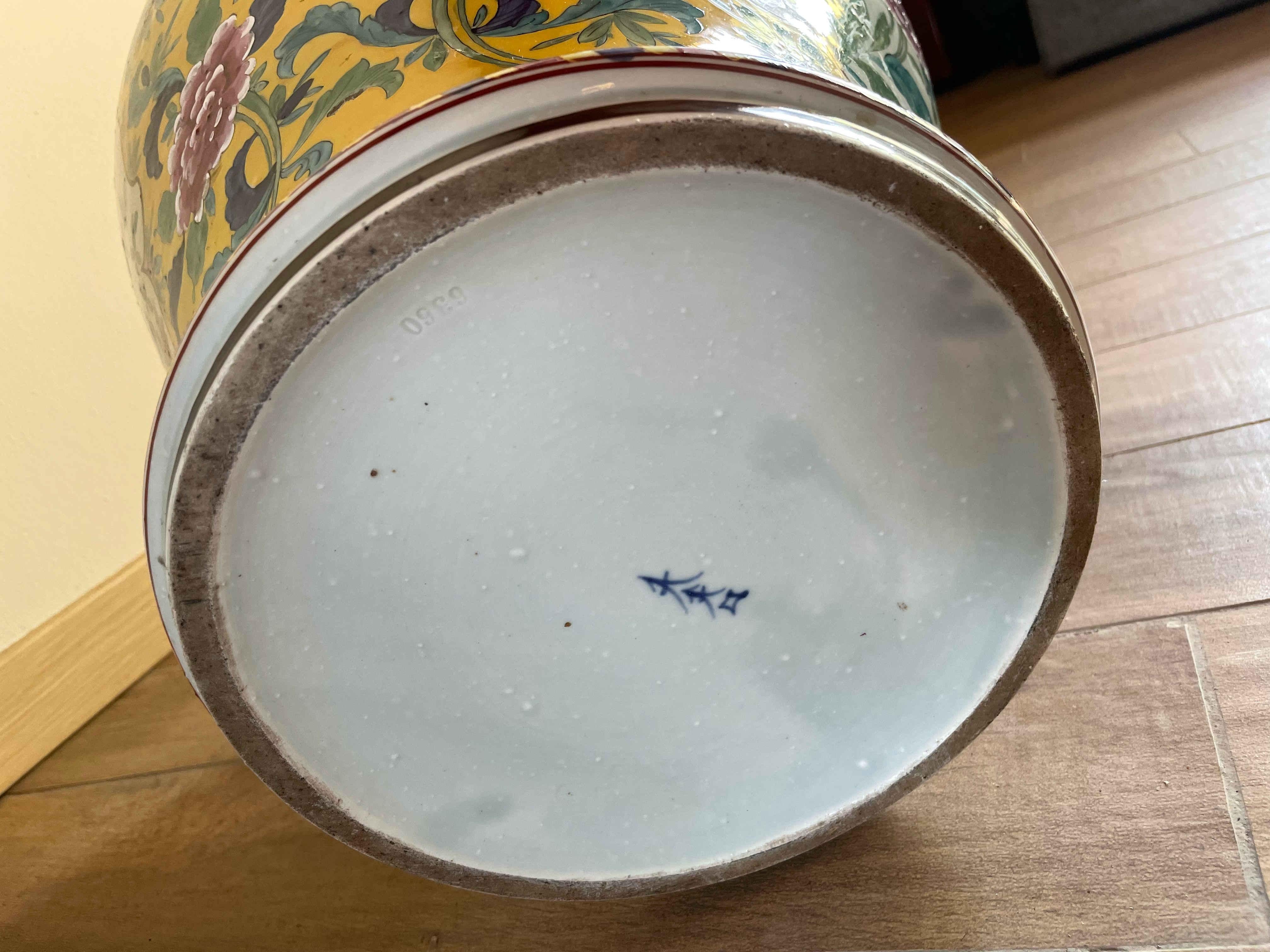 Jarra con tapa de porcelana china Famille Jaune en venta 10