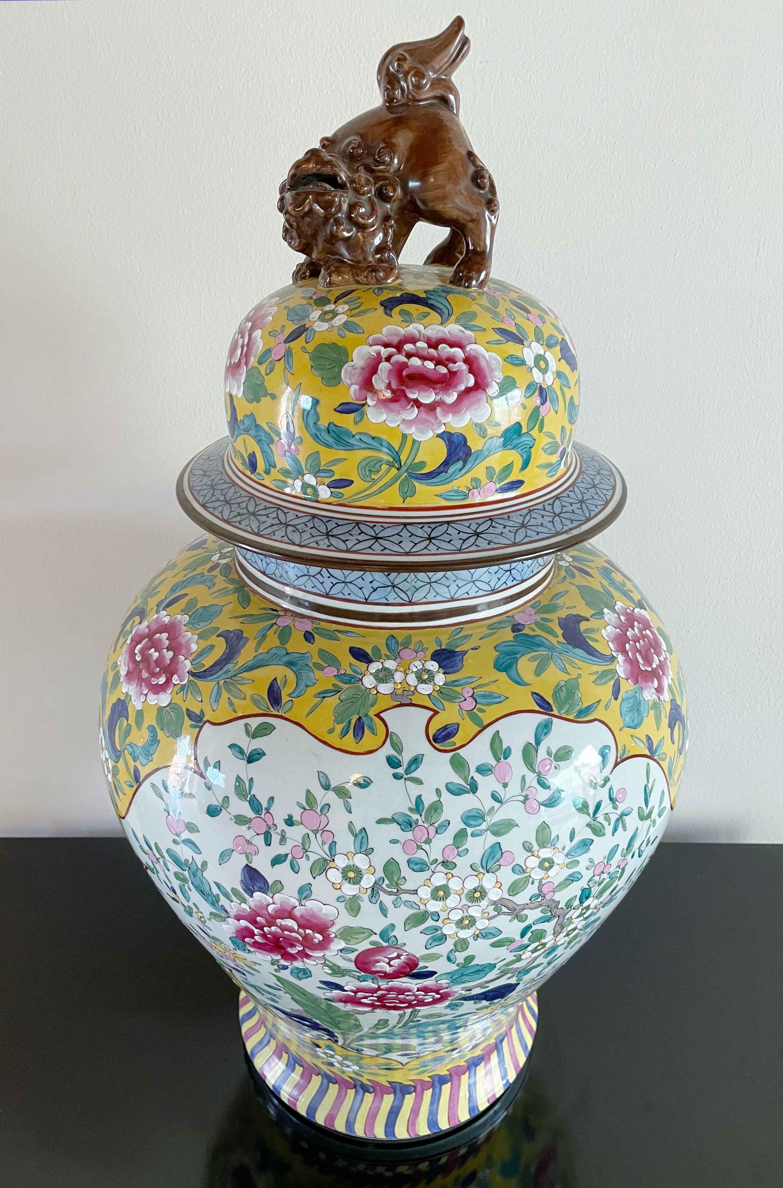 Jarra con tapa de porcelana china Famille Jaune Chino en venta