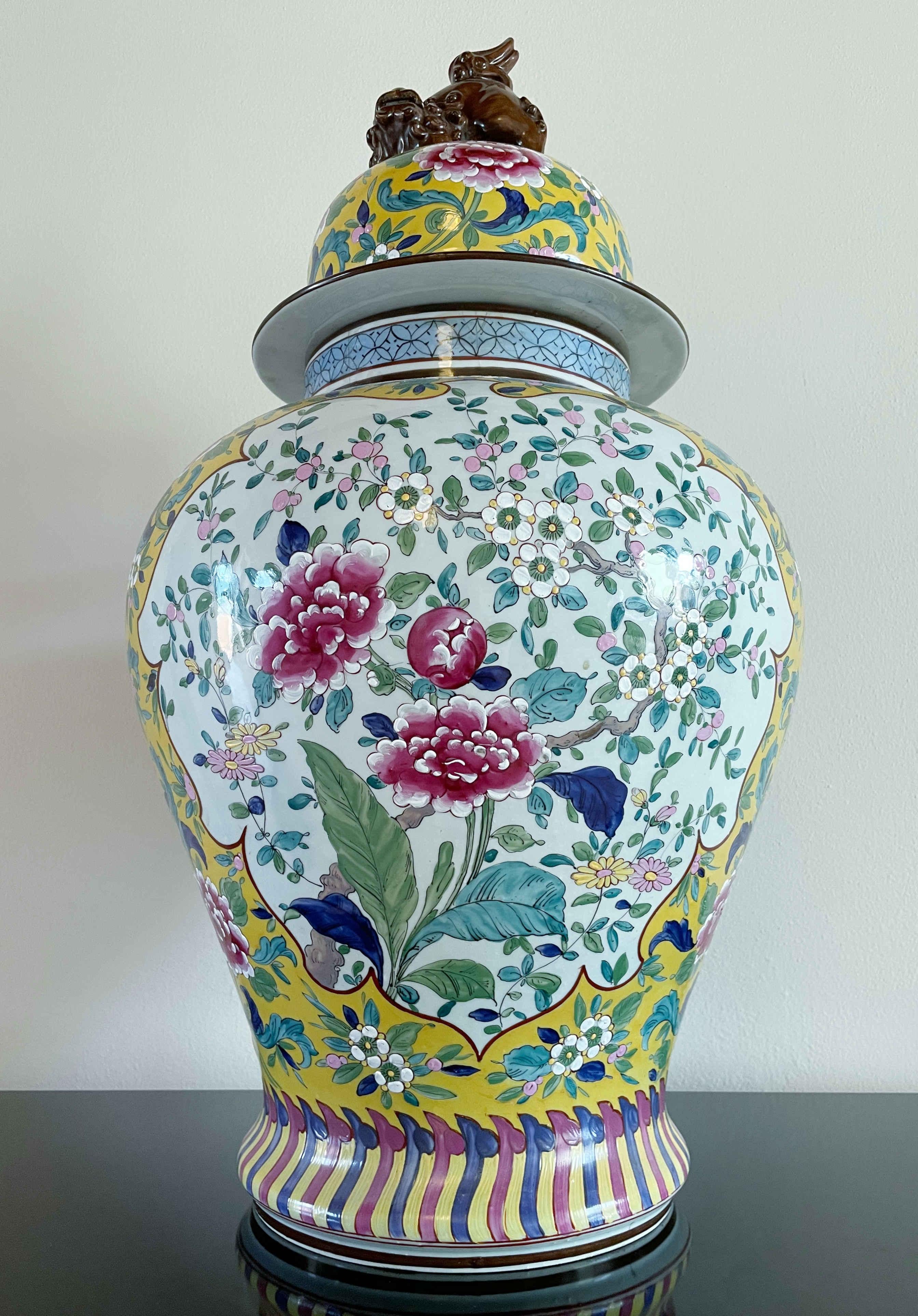 Jarra con tapa de porcelana china Famille Jaune Hecho a mano en venta