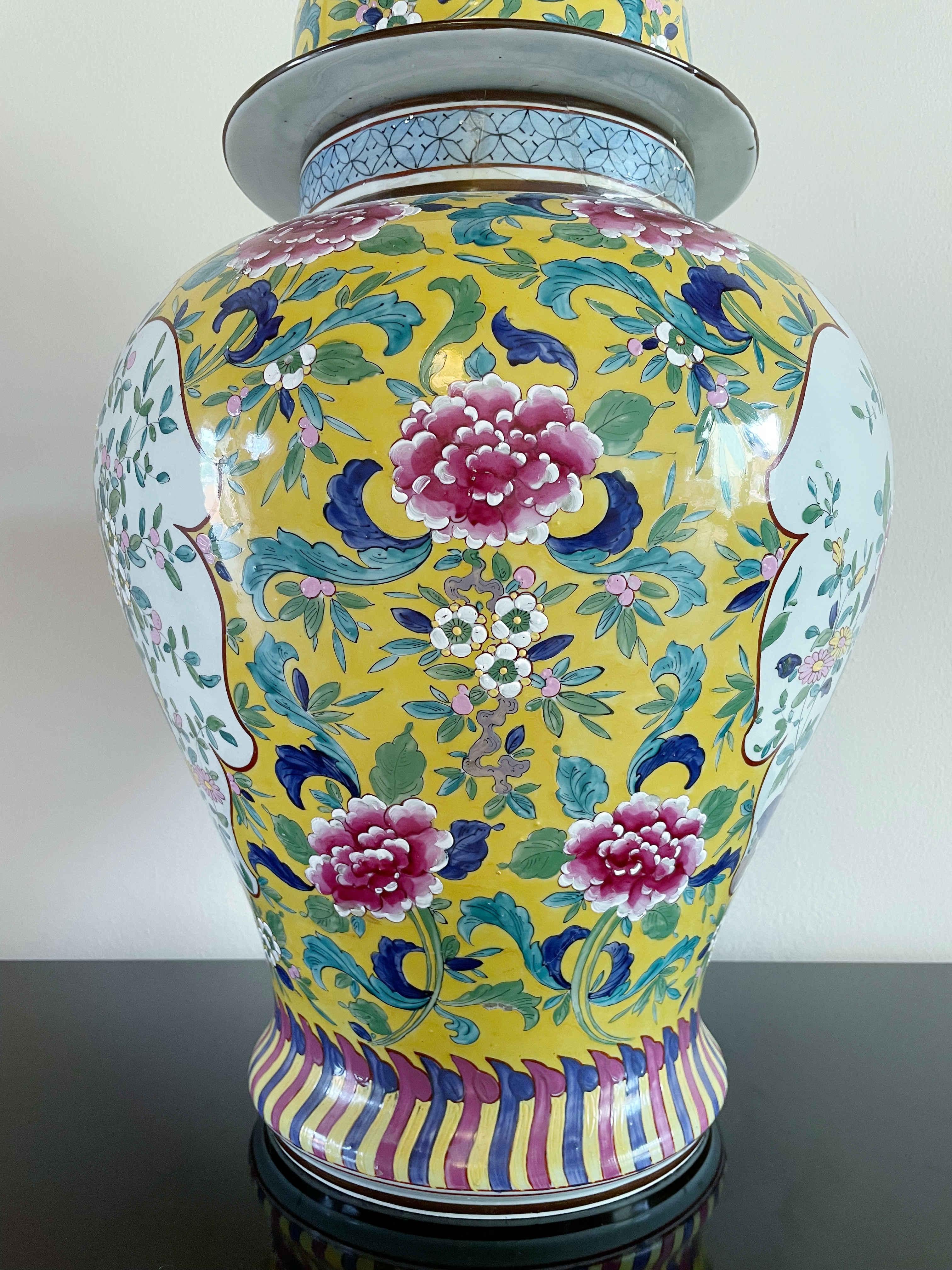 Jarra con tapa de porcelana china Famille Jaune Laca en venta