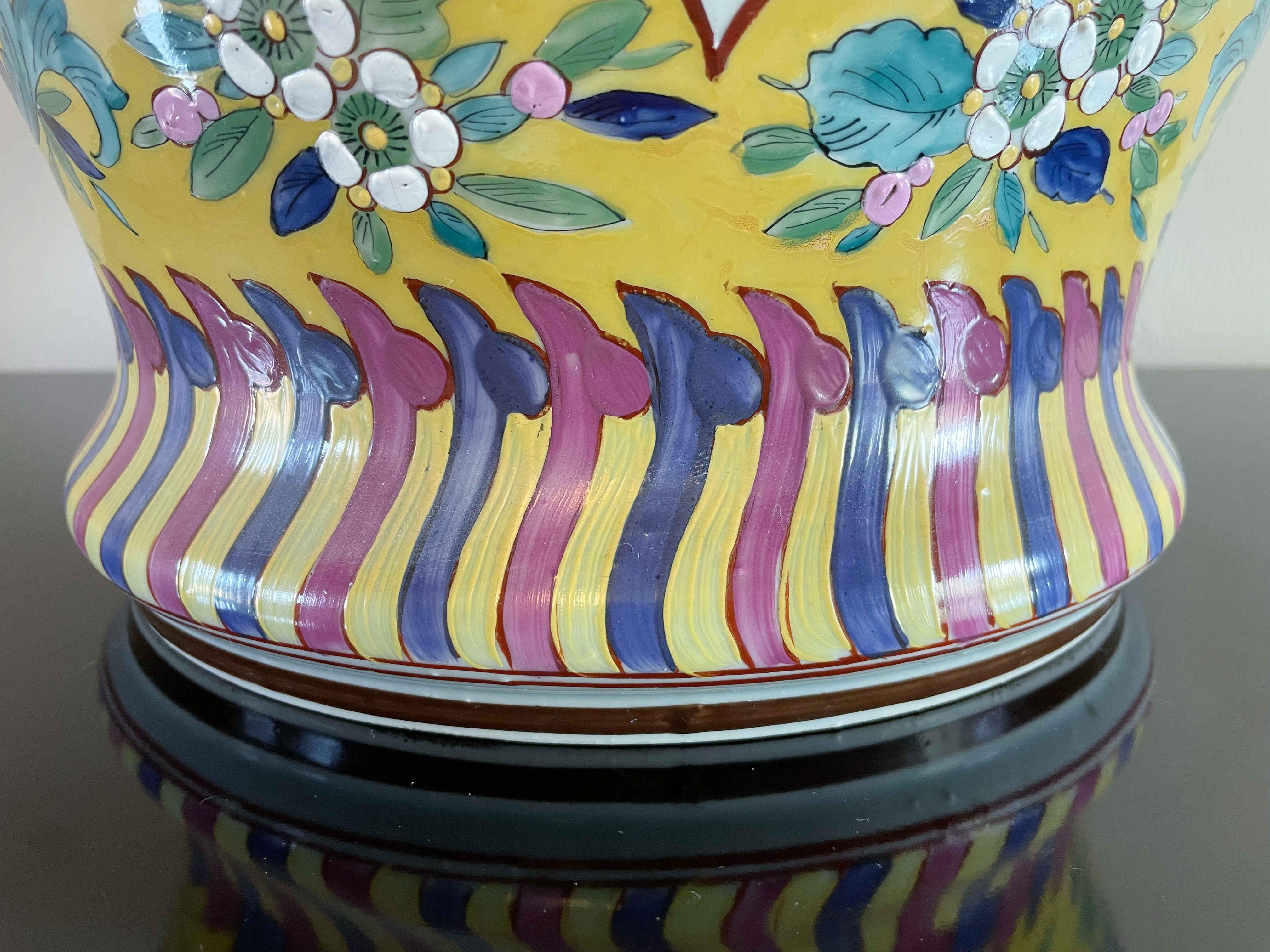 Jarra con tapa de porcelana china Famille Jaune en venta 1