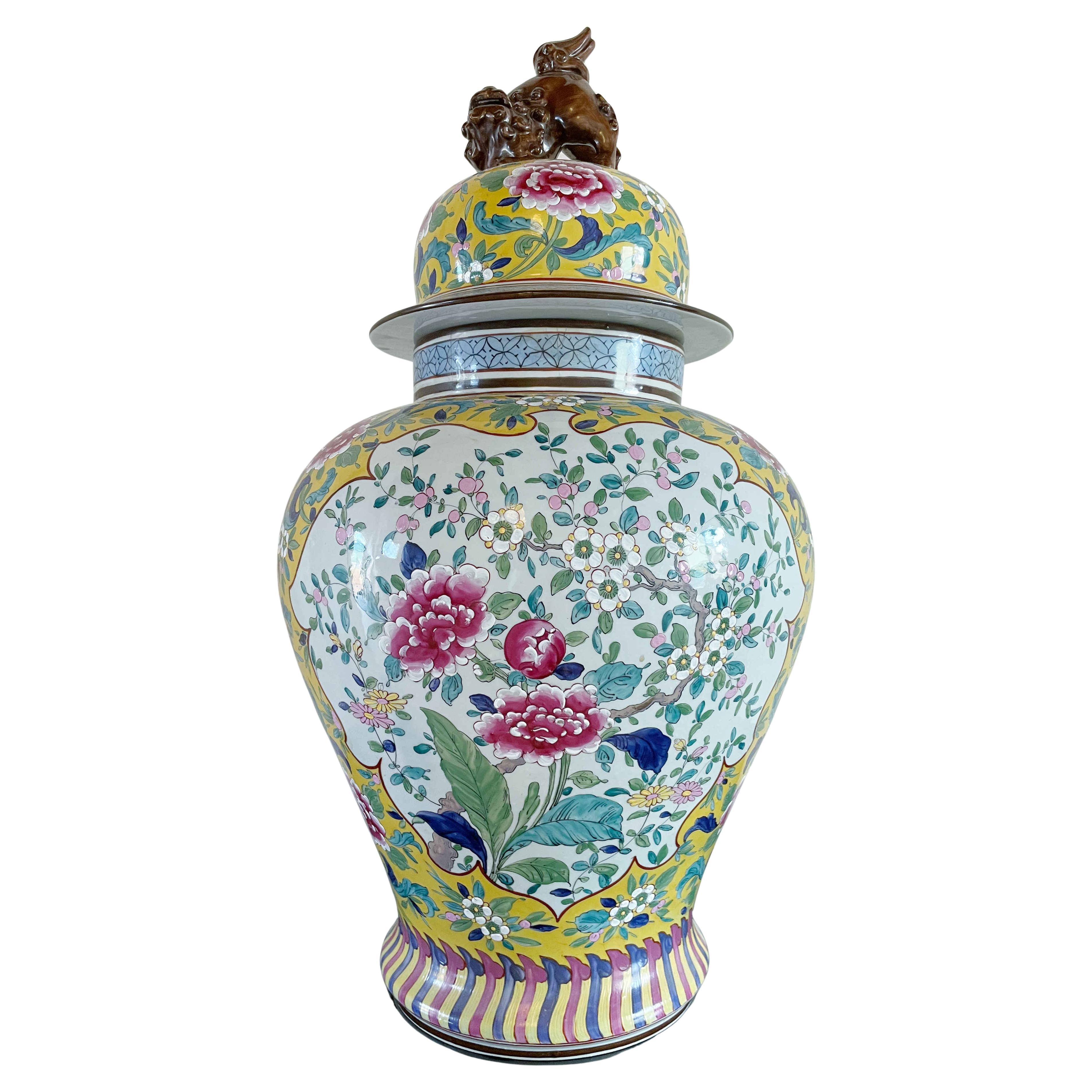 Jarra con tapa de porcelana china Famille Jaune en venta