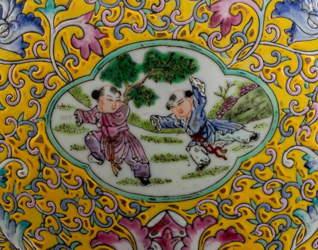 Grande jarre couverte en porcelaine chinoise Famille Jaune en vente 2