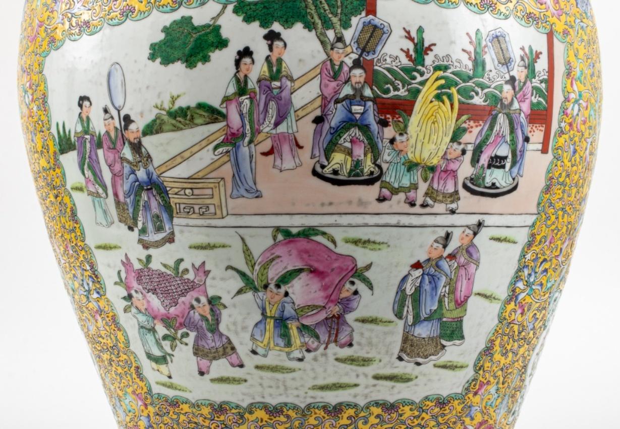 Grande jarre couverte en porcelaine chinoise Famille Jaune en vente 5