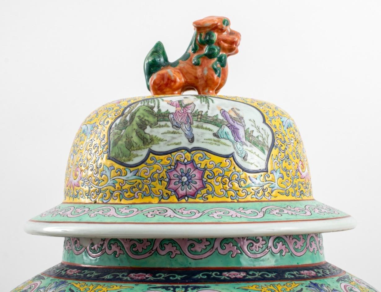 Grand pot à gingembre couvert en porcelaine de la famille jaune chinoise, peint à la main de scènes de cour avec des figures d'enfants portant des fruits monumentaux, marque à six caractères en rouge cuivre sur le dessous. 31,5