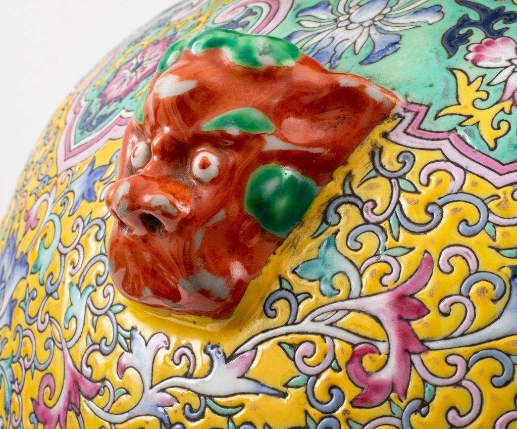 XVIIIe siècle et antérieur Grande jarre couverte en porcelaine chinoise Famille Jaune en vente