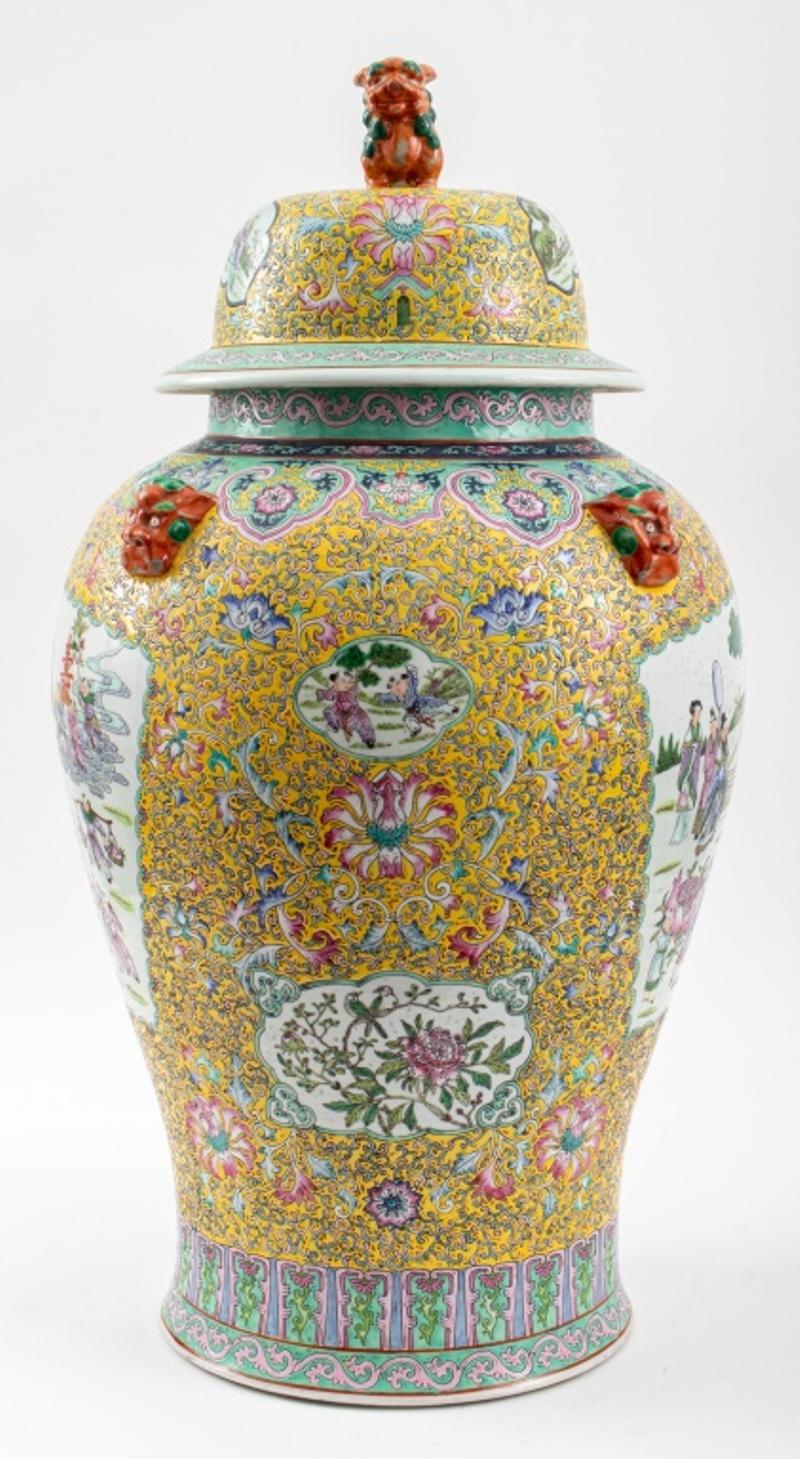 Grande jarre couverte en porcelaine chinoise Famille Jaune en vente 1