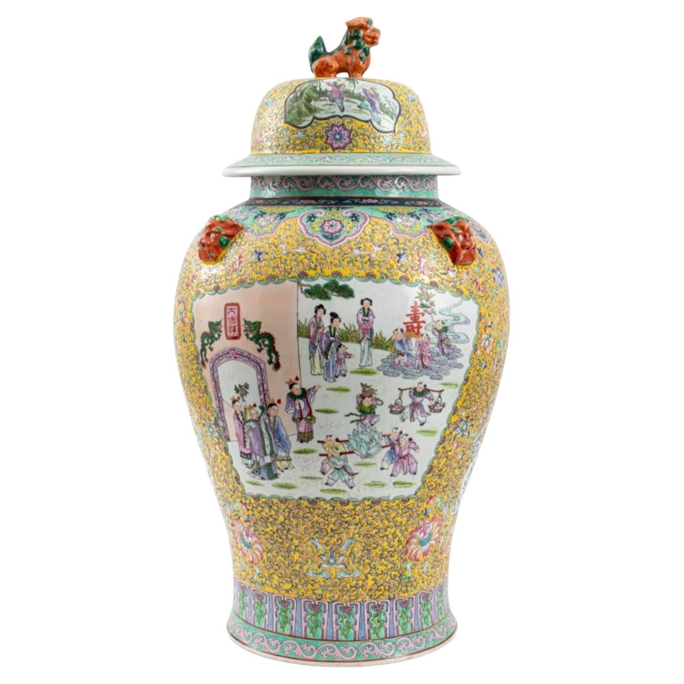 Grande jarre couverte en porcelaine chinoise Famille Jaune en vente