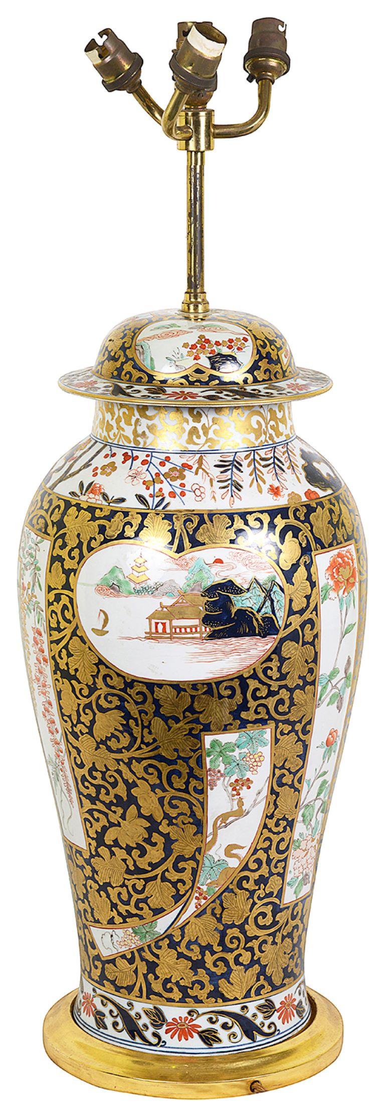 Vase / lampe à couvercle en porcelaine de Samson de très bonne qualité, de style Famille Verte. Scènes orientales classiques, peintes à la main. Le fond noir est orné d'un décor souligné de volutes dorées.


Lot 82 G7881/16. UZNK