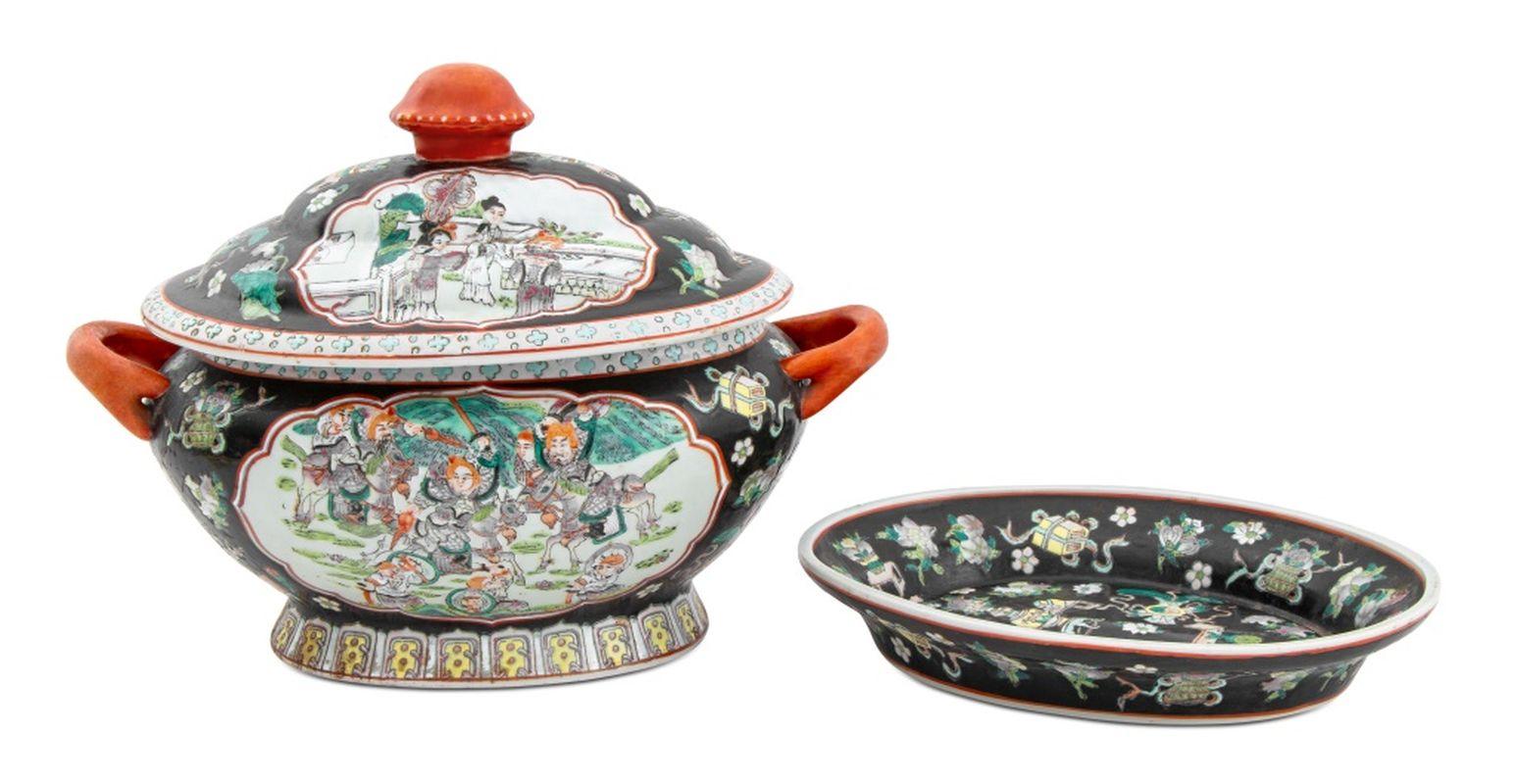 Sopera y bajoplato de porcelana china Famille Noir con tapa, marca de sello rojo sobredorado de seis caracteres en la parte inferior del plato. Medidas totales: 11,75