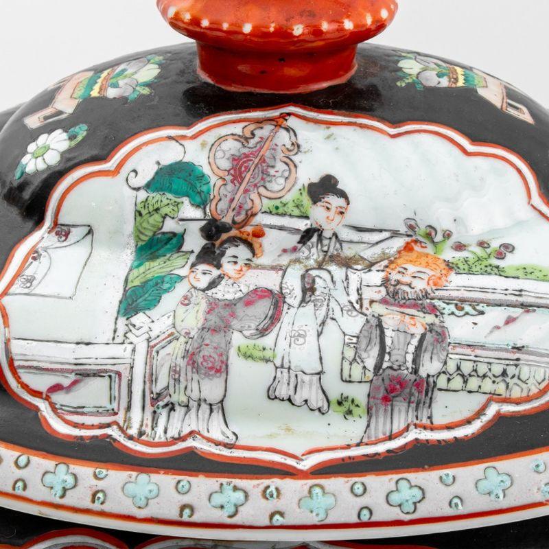 Sopera y bajoplato de porcelana china Famille Noir Otro en venta