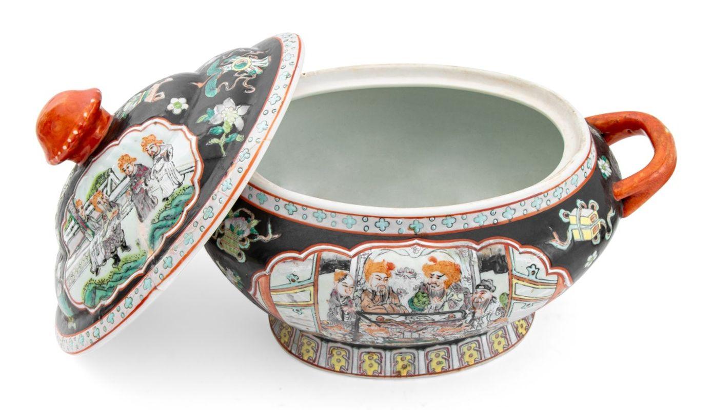 Sopera y bajoplato de porcelana china Famille Noir Chino en venta