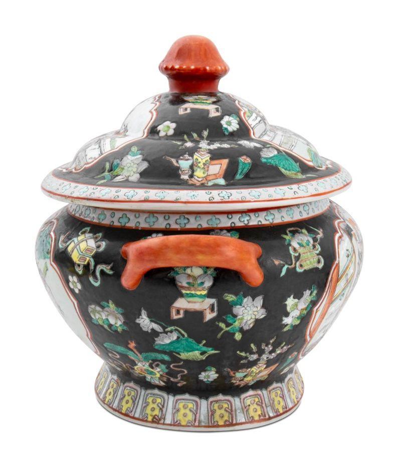Sopera y bajoplato de porcelana china Famille Noir en Bueno estado para la venta en Astoria, NY