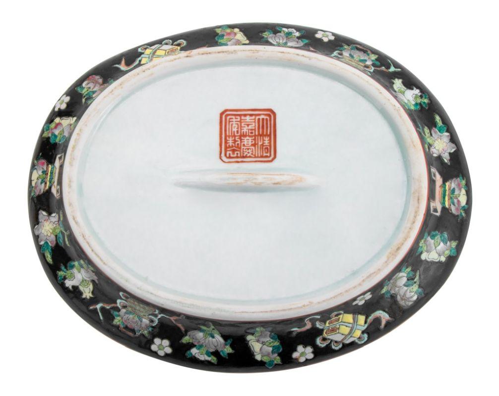 Sopera y bajoplato de porcelana china Famille Noir Porcelana en venta