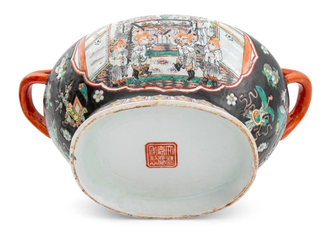 Sopera y bajoplato de porcelana china Famille Noir en venta 2