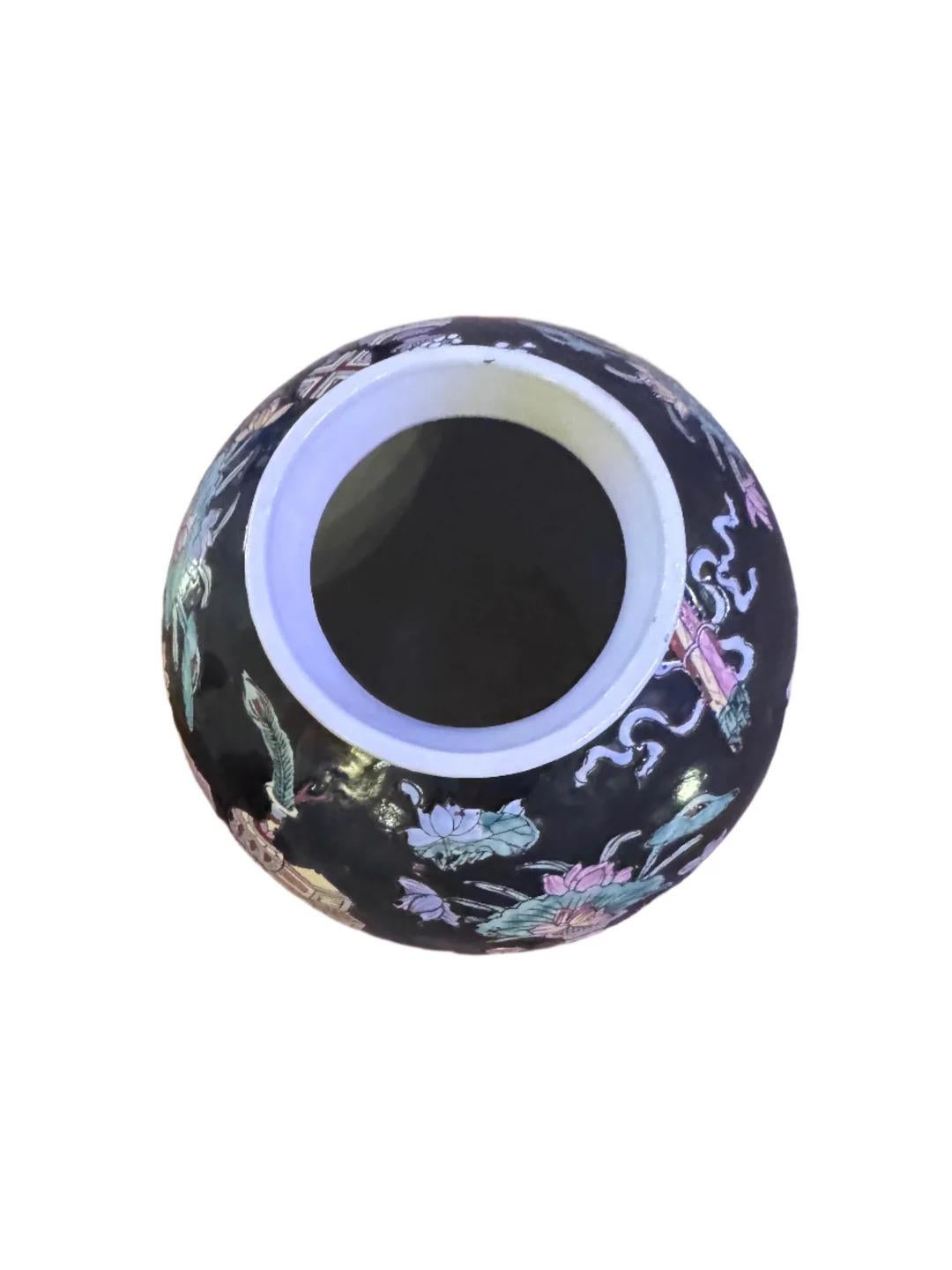 Smaltato Vaso in porcellana nera smaltata cinese Famille Noire con supporto in Wood in vendita
