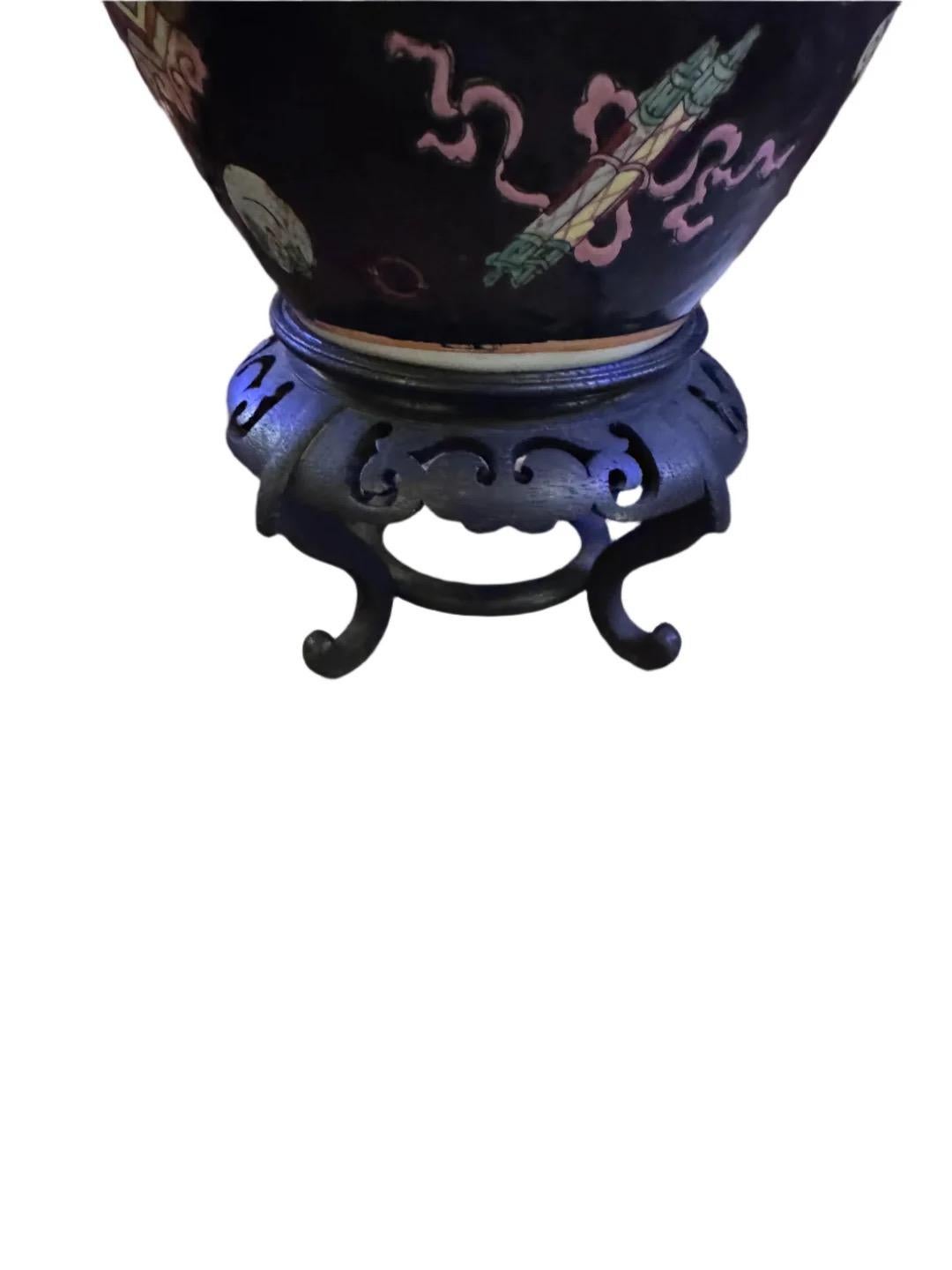 XX secolo Vaso in porcellana nera smaltata cinese Famille Noire con supporto in Wood in vendita