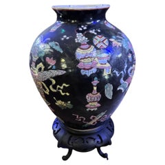 Chinesisch Famille Noire emailliert schwarz Porzellan Vase Ingwer Jar mit Holz Stand