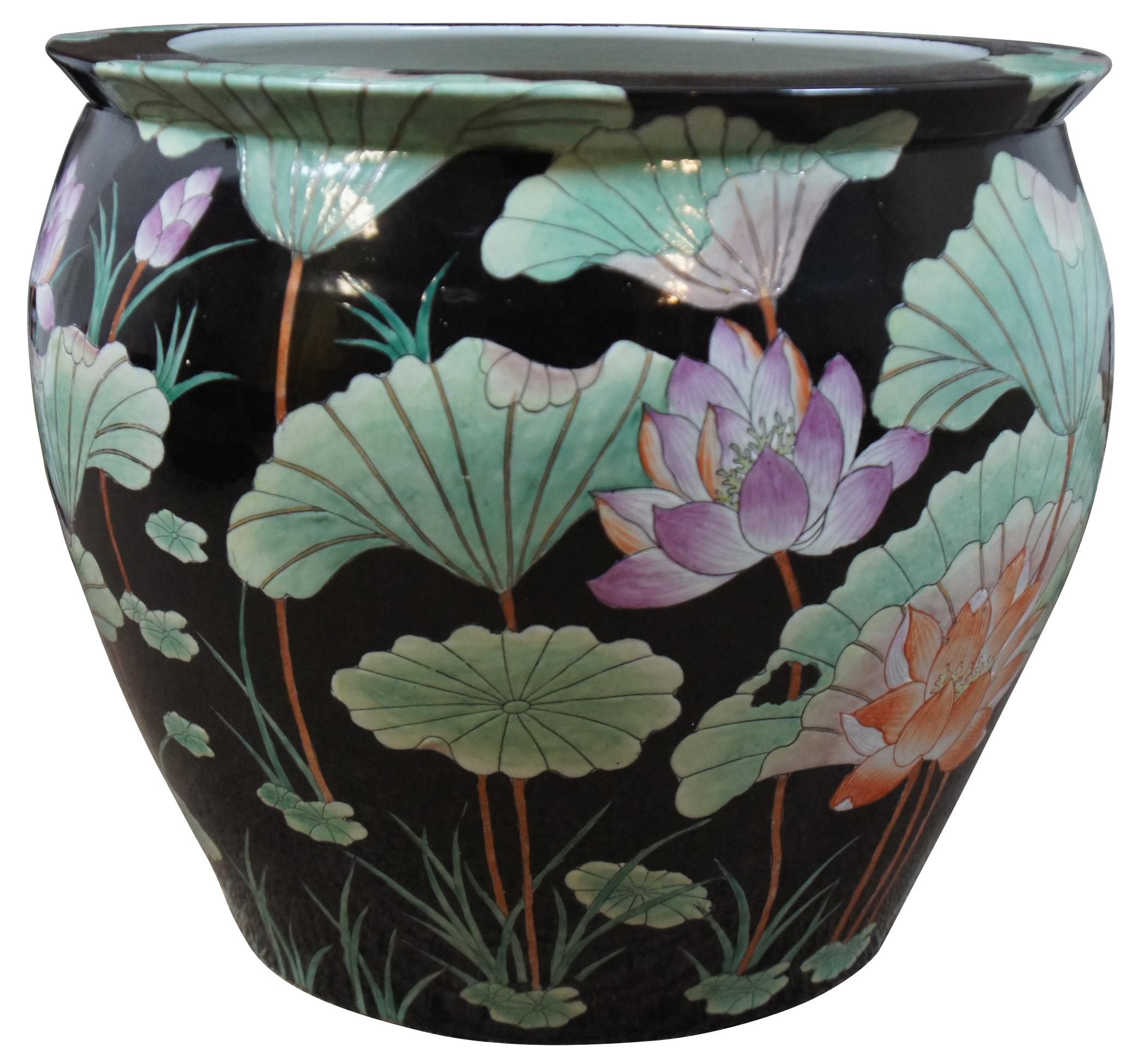 Chinesische Famille Noire Famille Noire Porzellan Koi Lily Fisch Schale Pflanzgefäß Jardiniere Topf (Chinoiserie)