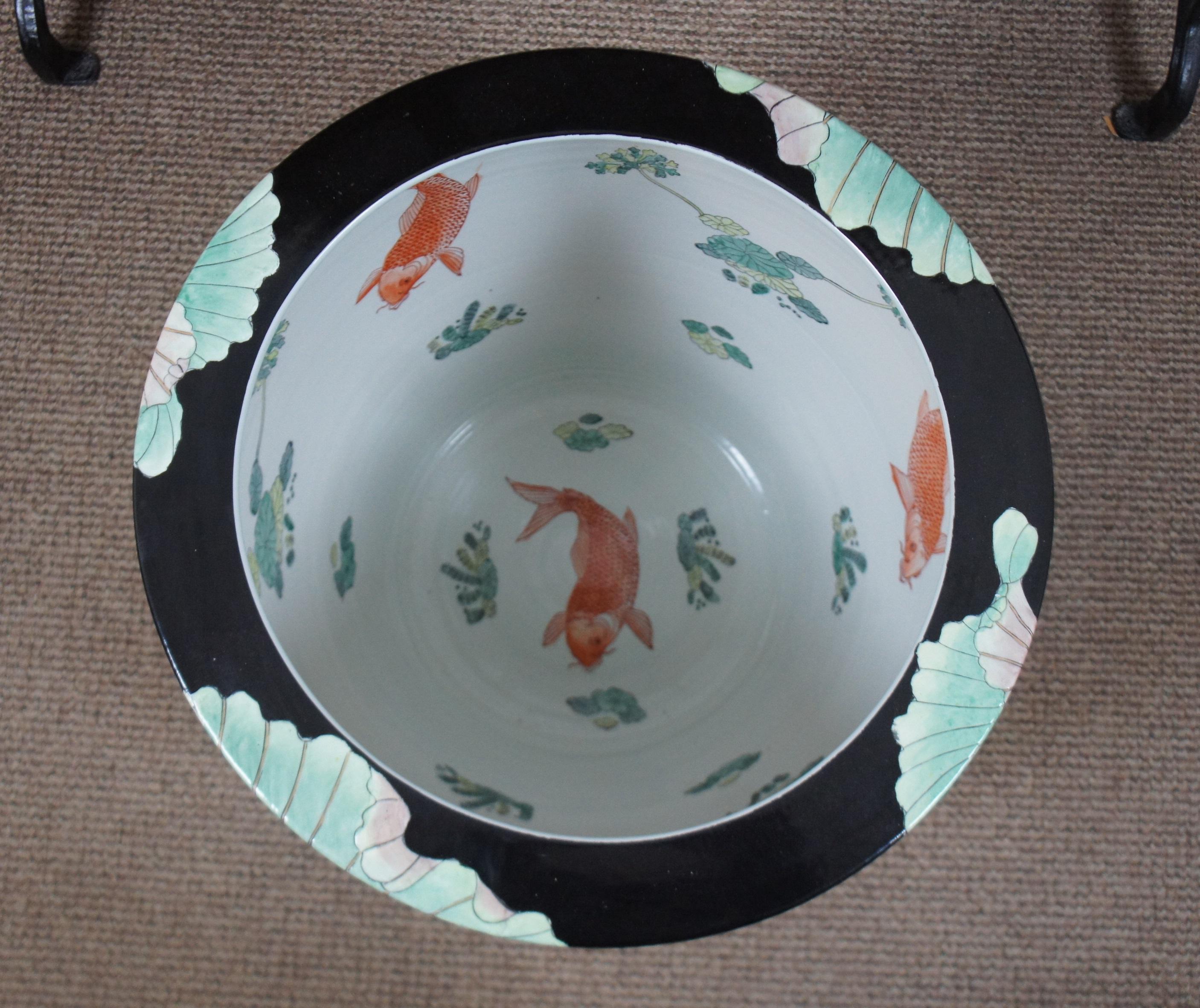 Chinesische Famille Noire Famille Noire Porzellan Koi Lily Fisch Schale Pflanzgefäß Jardiniere Topf im Zustand „Gut“ in Dayton, OH
