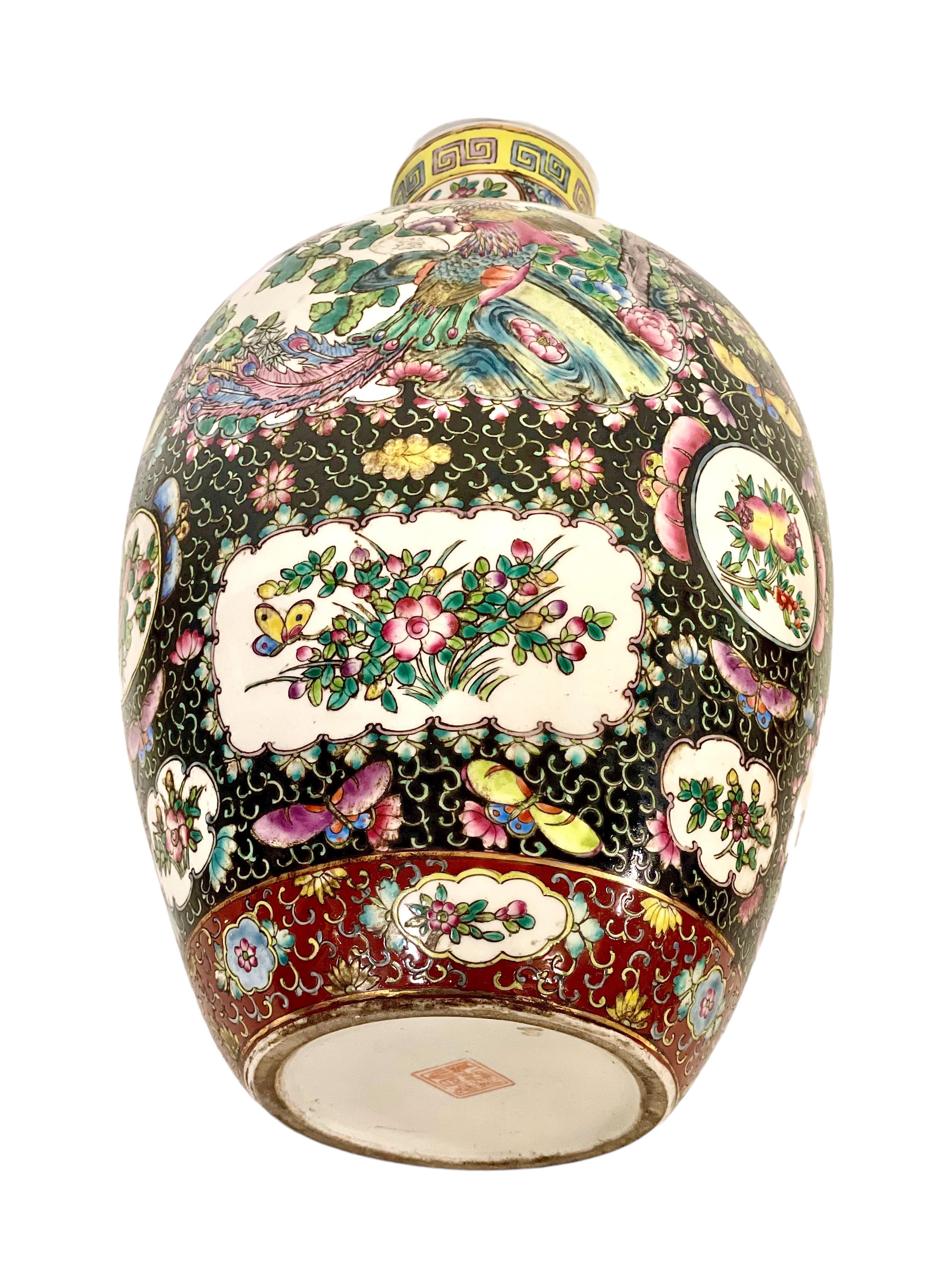 Grand vase chinois en porcelaine Famille Noire décoré d'oiseaux en vente 7