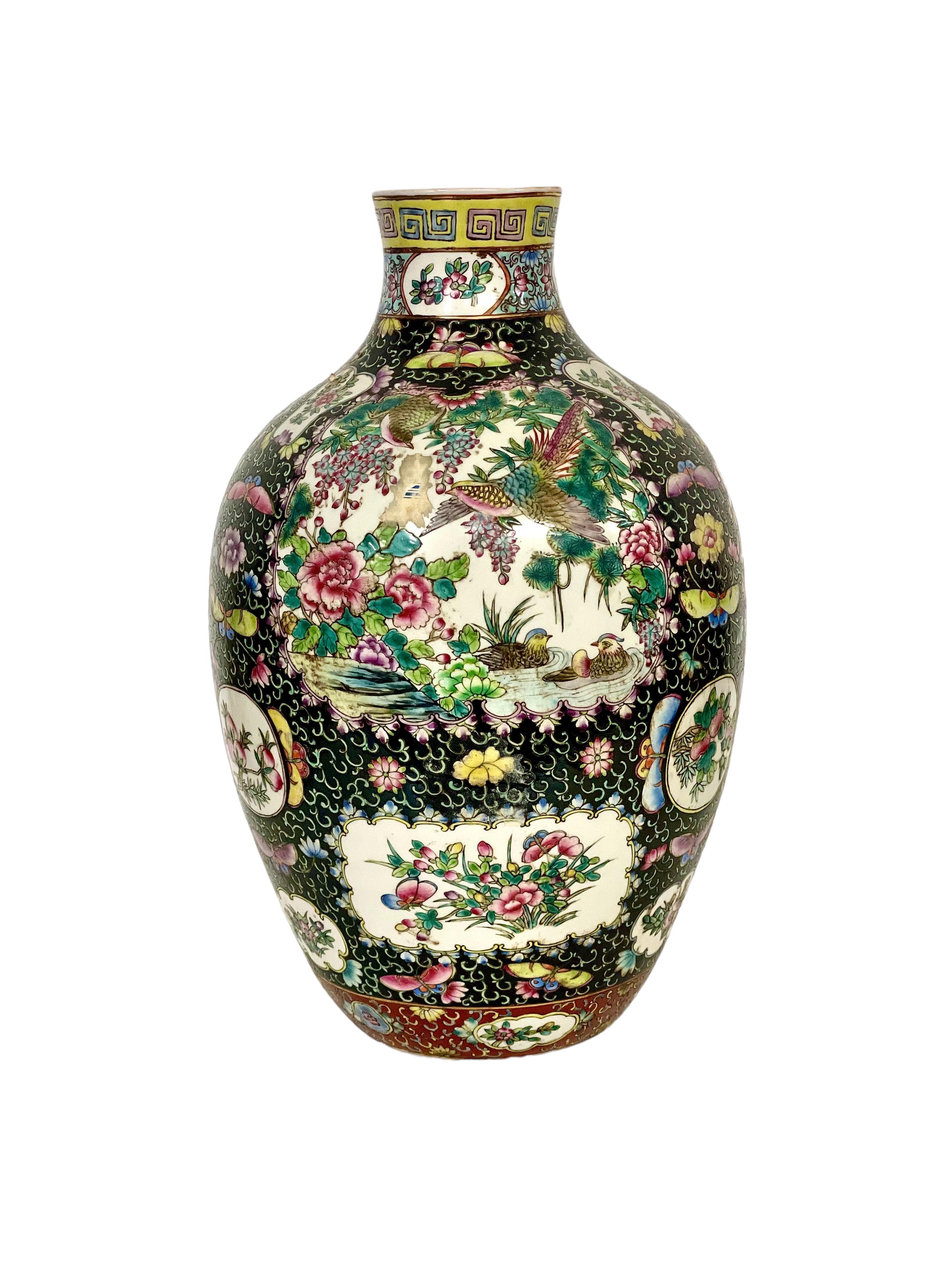 Chinois Grand vase chinois en porcelaine Famille Noire décoré d'oiseaux en vente