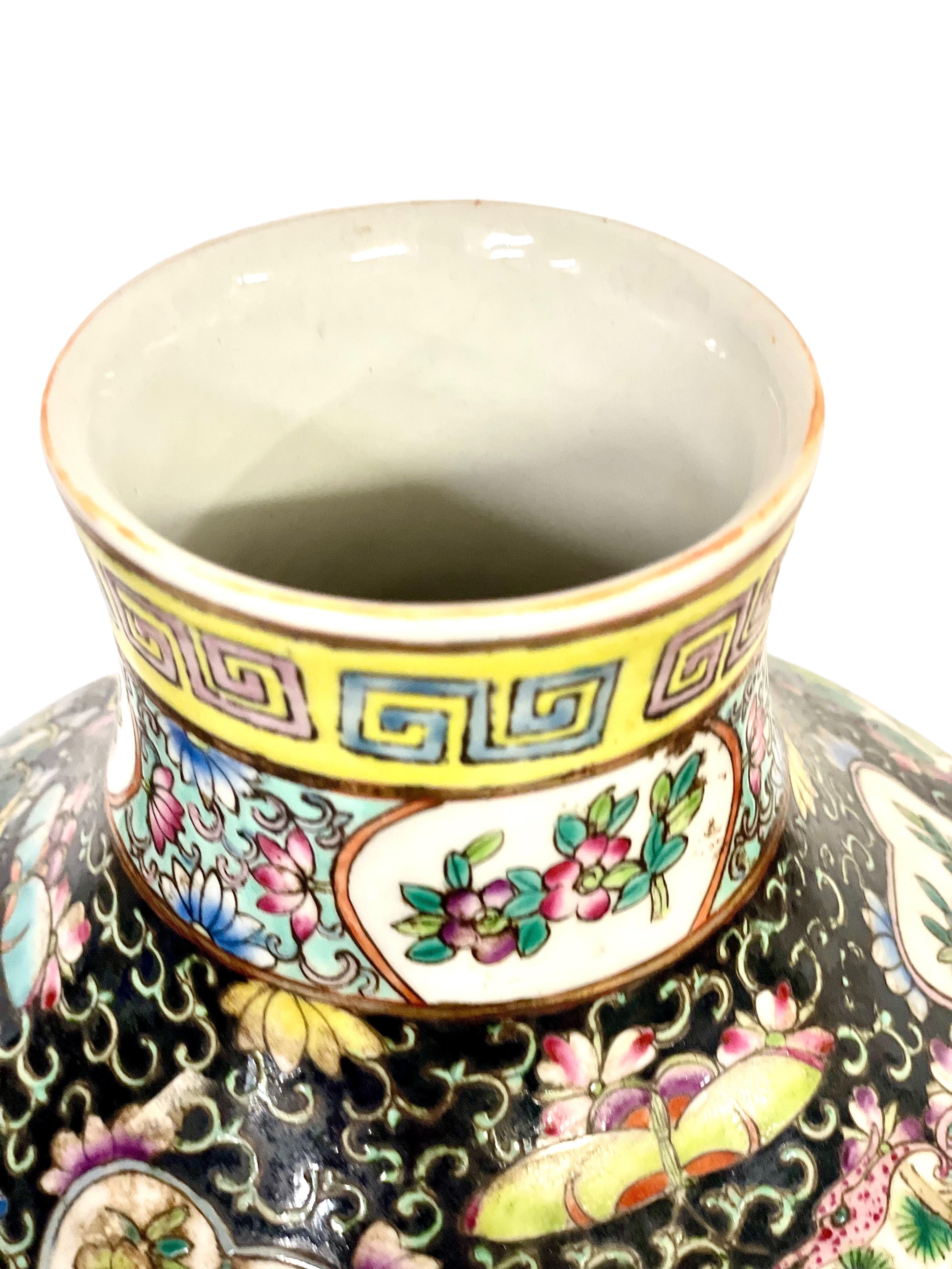 20ième siècle Grand vase chinois en porcelaine Famille Noire décoré d'oiseaux en vente