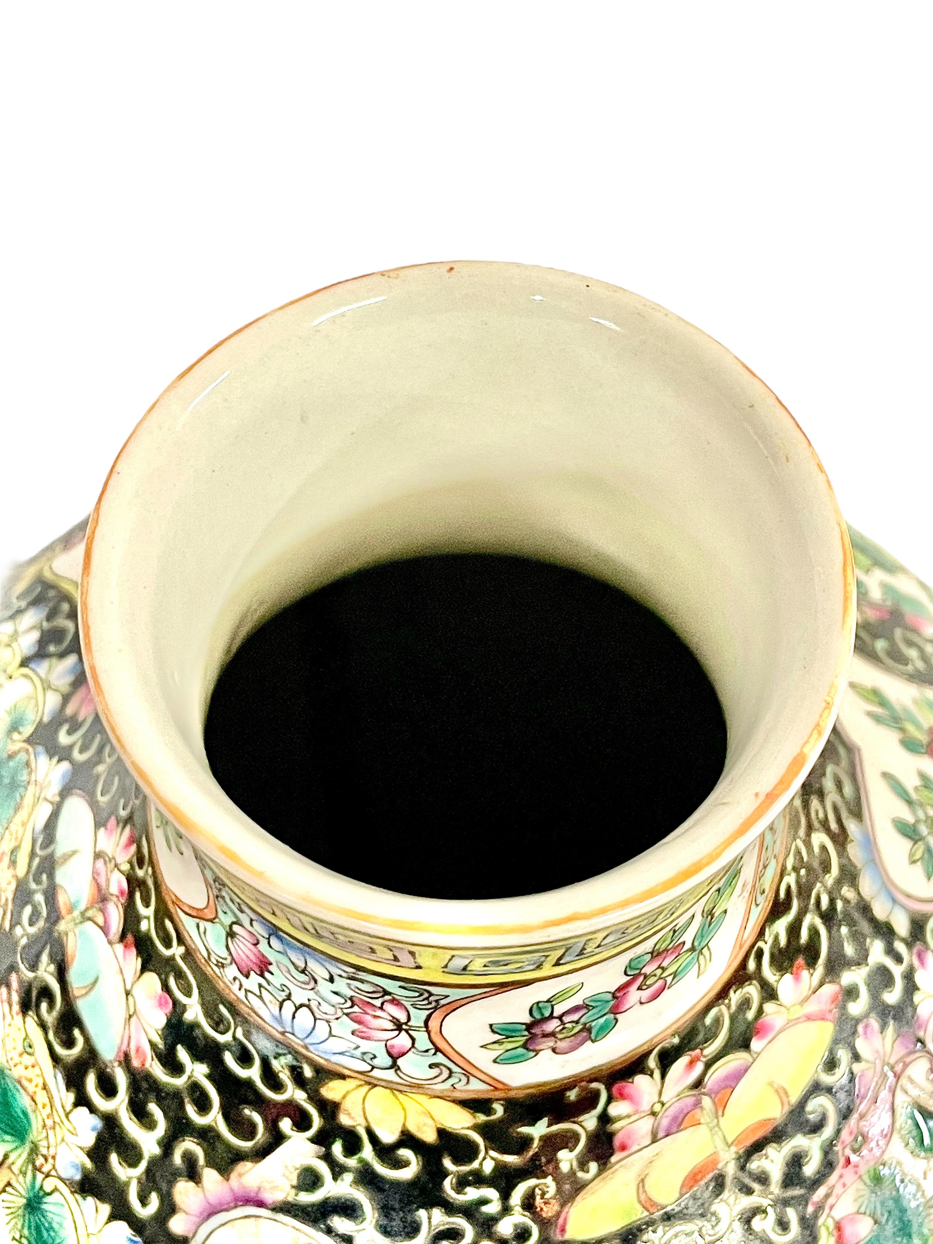 Porcelaine Grand vase chinois en porcelaine Famille Noire décoré d'oiseaux en vente