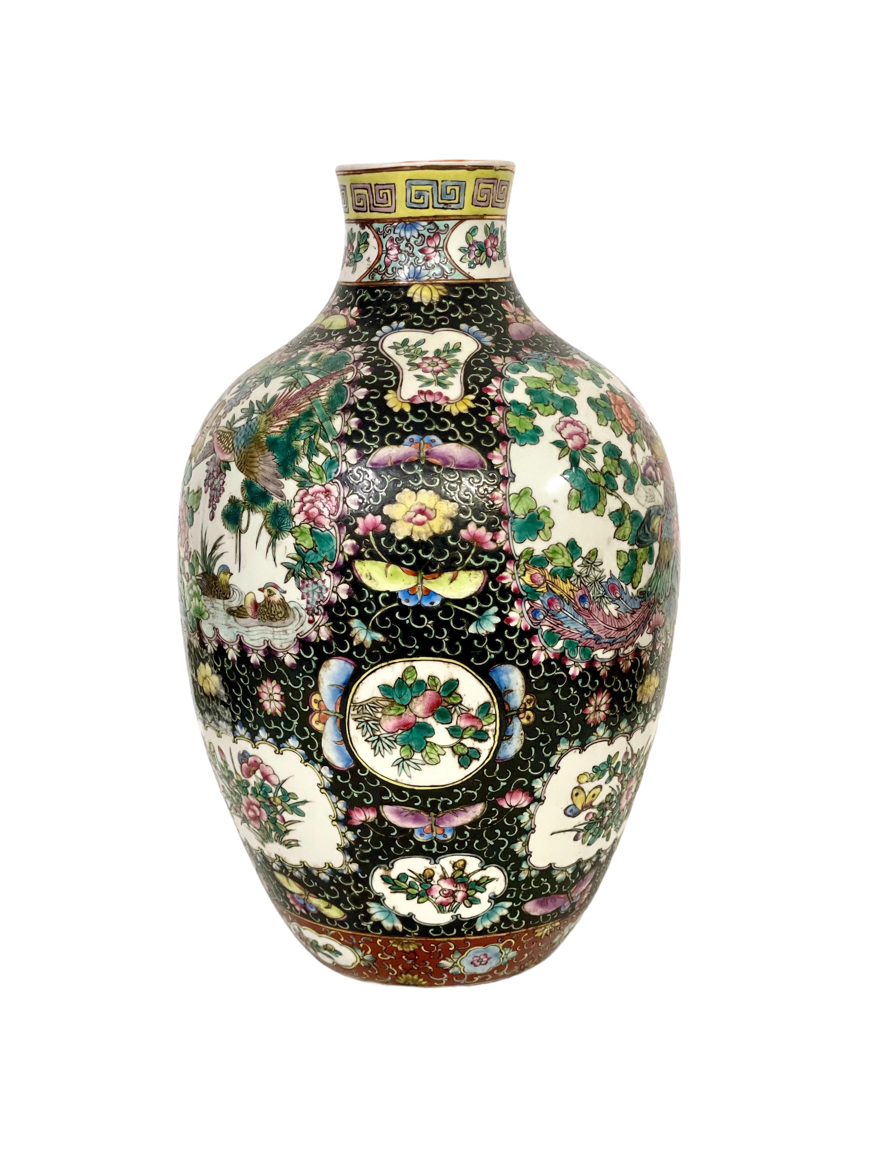 Grand vase chinois en porcelaine Famille Noire décoré d'oiseaux en vente 1