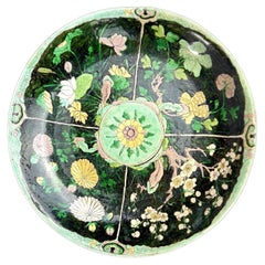 Piatto in gres cinese Famille Noire Tardi Qing, circa 1880