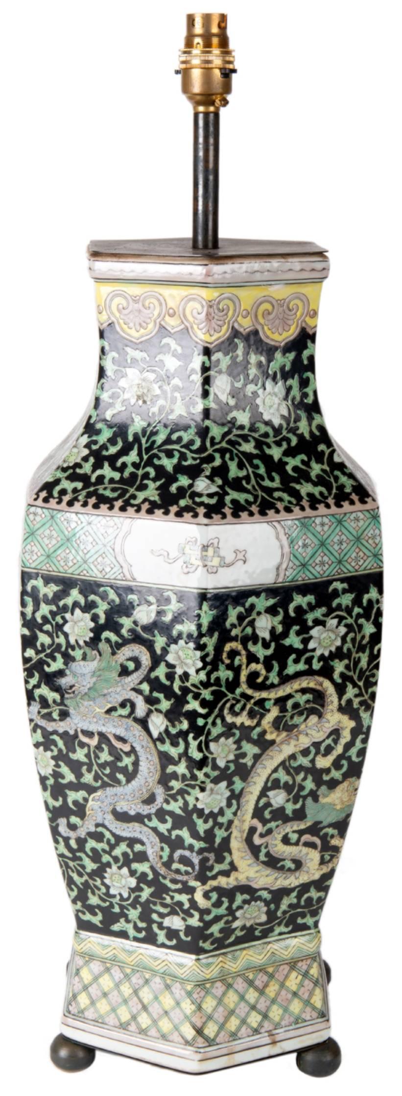 Chinois Vase ou lampe chinoise Famille Noire en vente