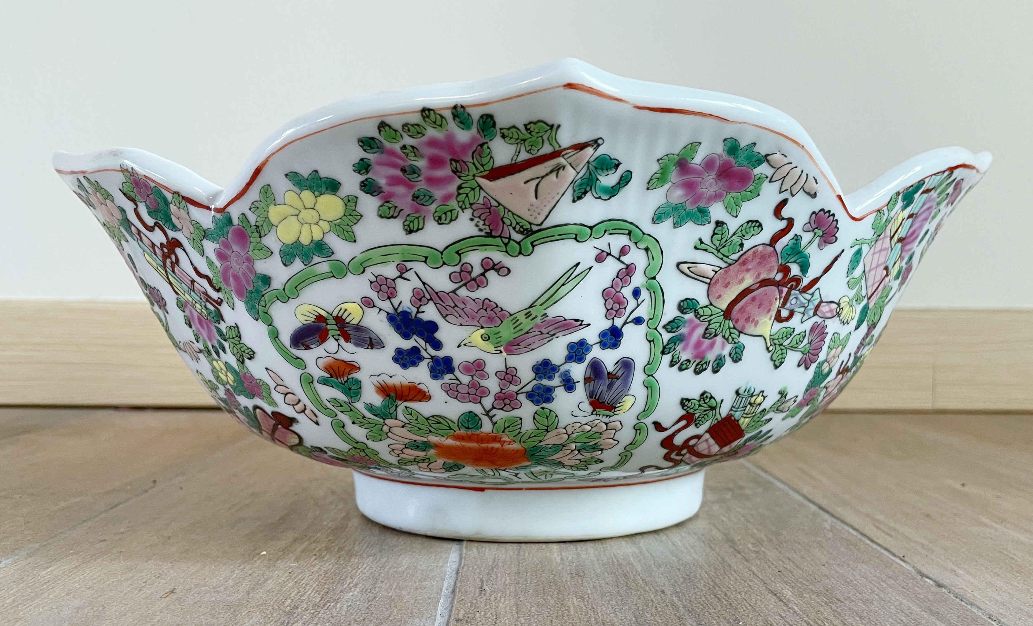 Chinesische Famille-Rose-Schale im Zustand „Gut“ im Angebot in Los Angeles, CA