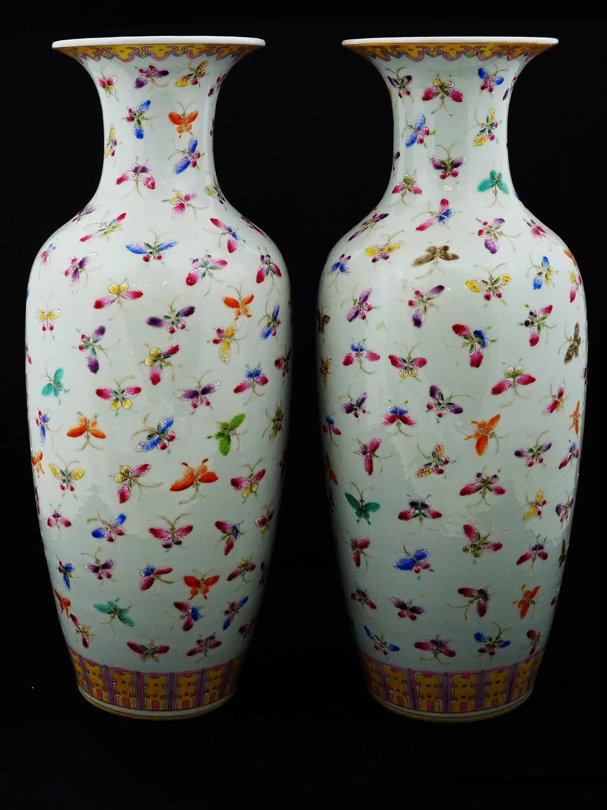 Jarrones de porcelana china Famille Rose Mariposas en Bueno estado para la venta en Long Island City, NY