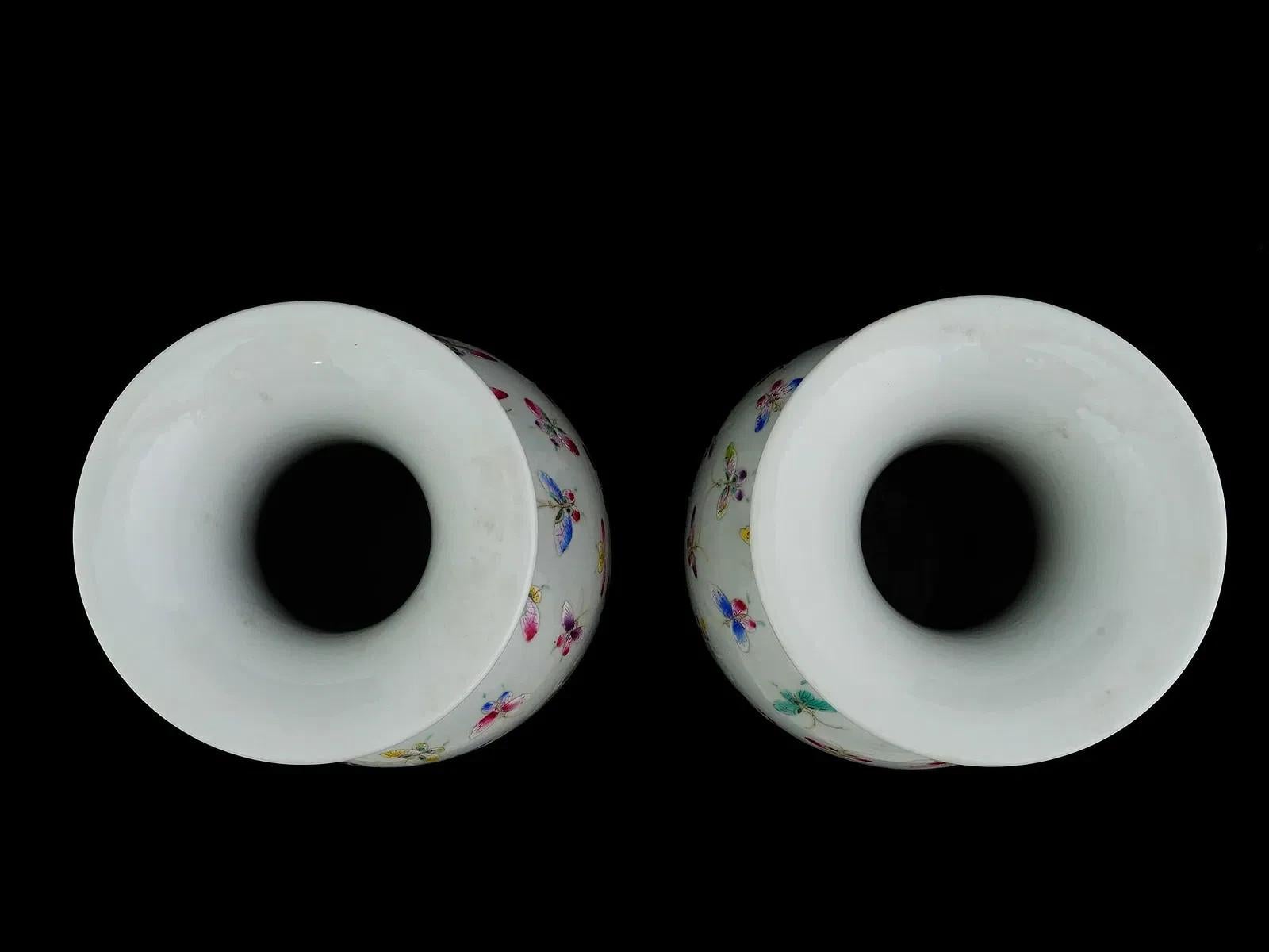 Jarrones de porcelana china Famille Rose Mariposas siglo XIX en venta