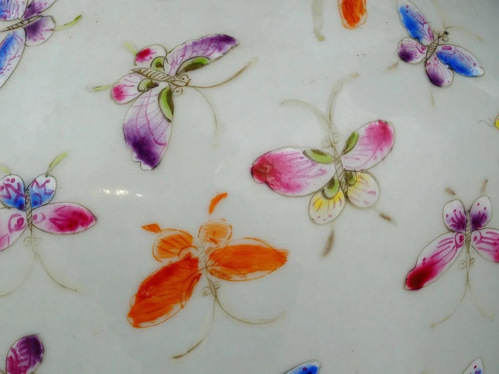 Jarrones de porcelana china Famille Rose Mariposas en venta 2