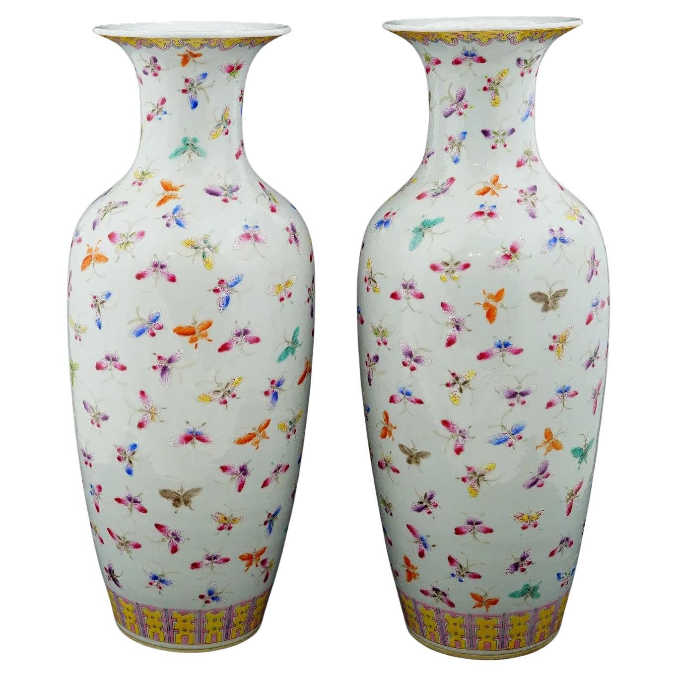 Jarrones de porcelana china Famille Rose Mariposas en venta