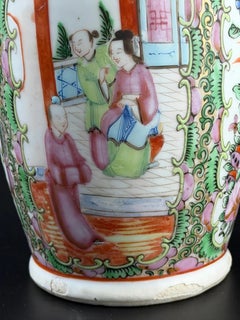 Vase chinois de style « CANTON FAMILLE ROSE » orné d'un relief représentant un dragon doré – XIXe siècle – 9,8 pouces