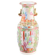 Vase chinois de style « CANTON FAMILLE ROSE » orné d'un relief représentant un dragon doré – XIXe siècle – 9,8 pouces