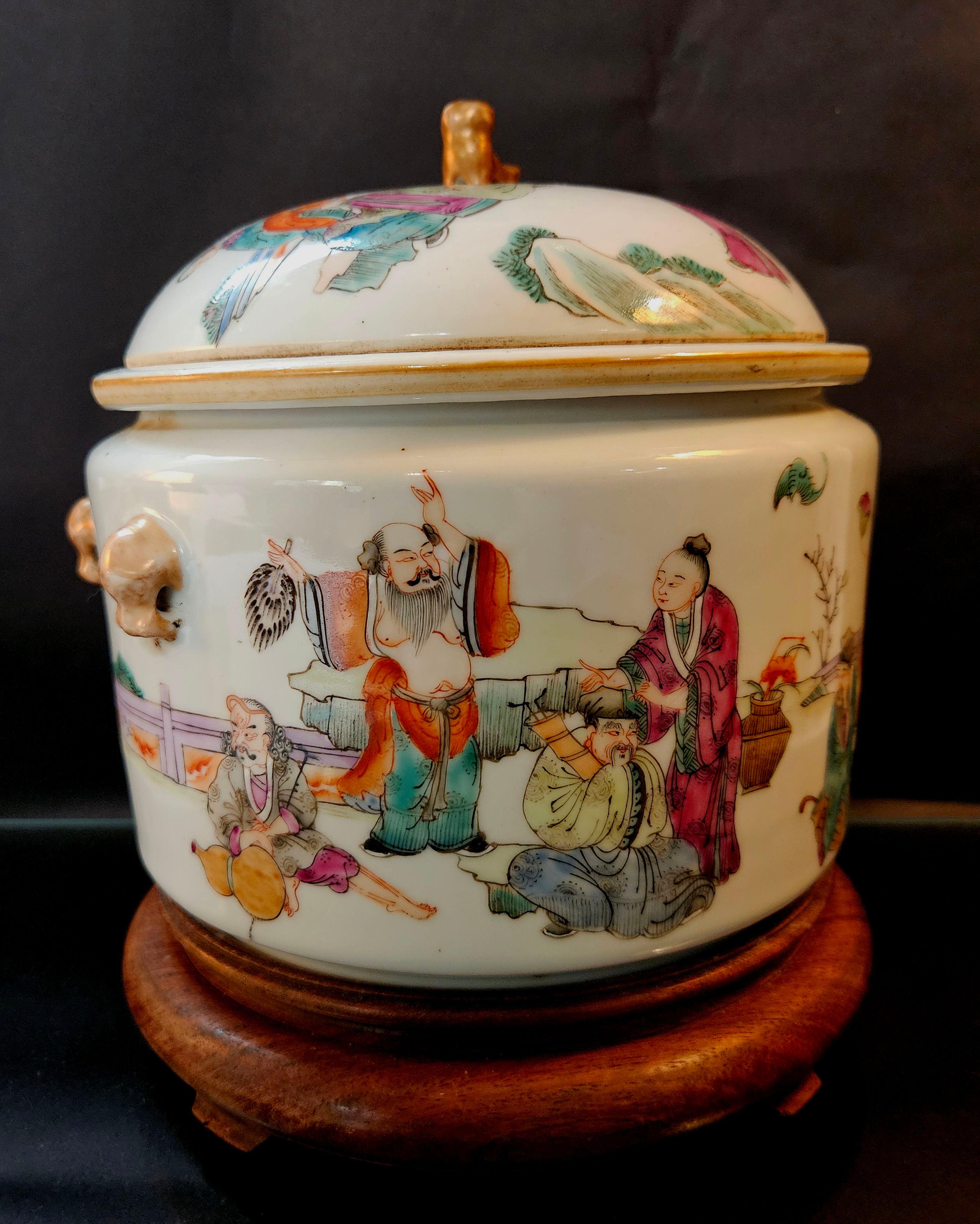 Bol de service couvert de la famille rose de Chine avec le stand en bois ajusté 19e siècle en vente 5
