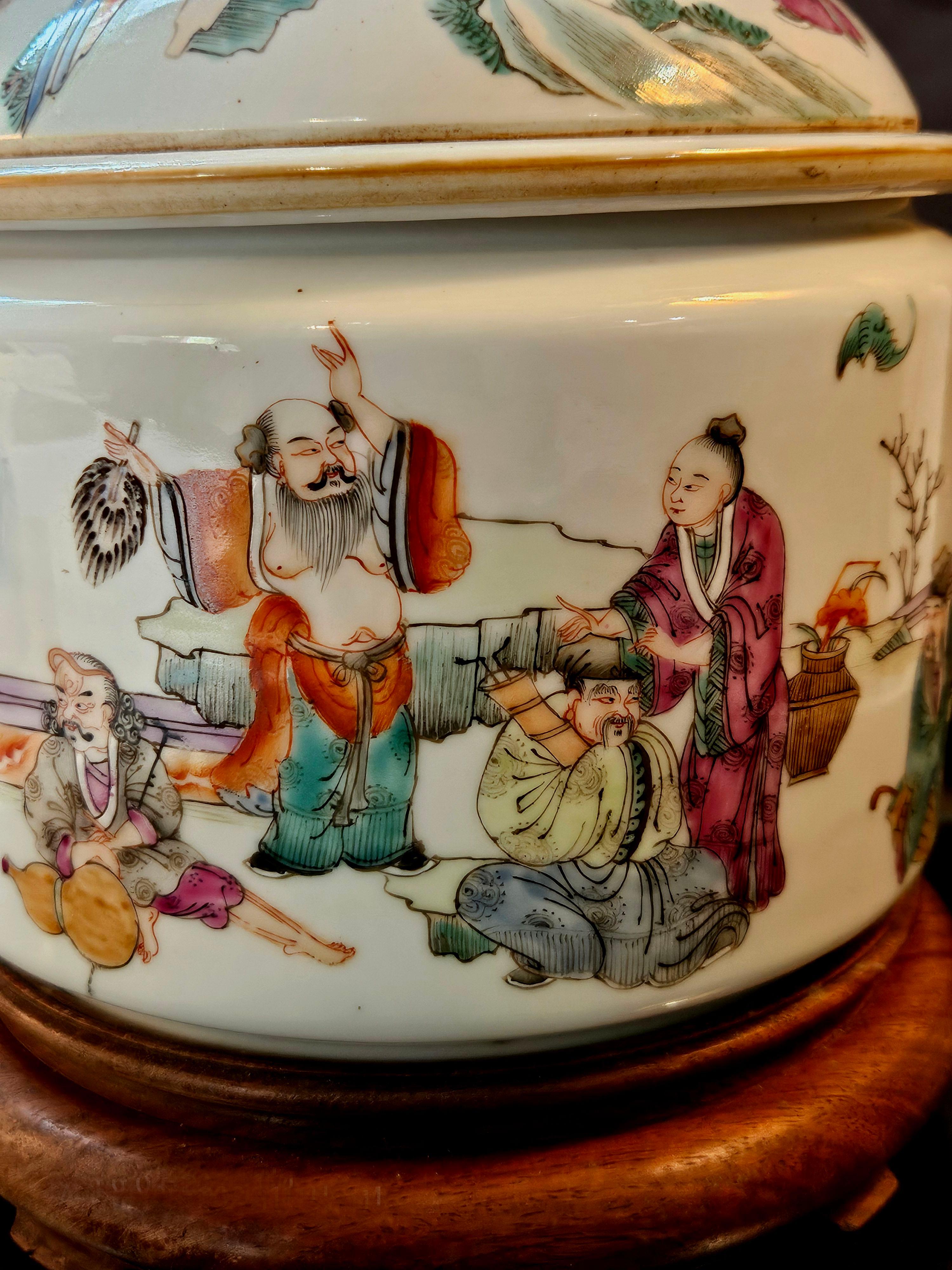 Bol de service couvert de la famille rose de Chine avec le stand en bois ajusté 19e siècle en vente 6