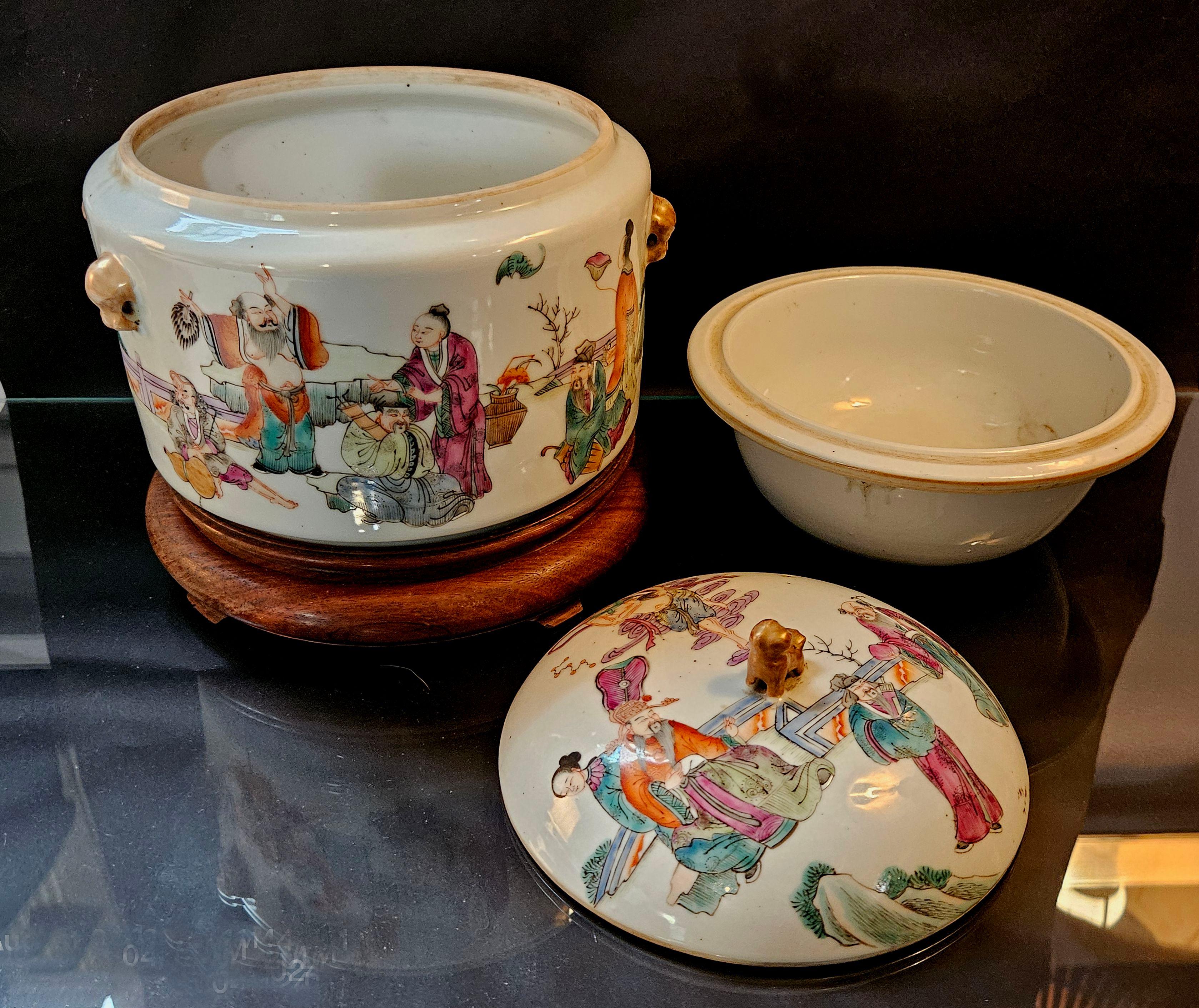 Bol de service couvert de la famille rose de Chine avec le stand en bois ajusté 19e siècle en vente 7