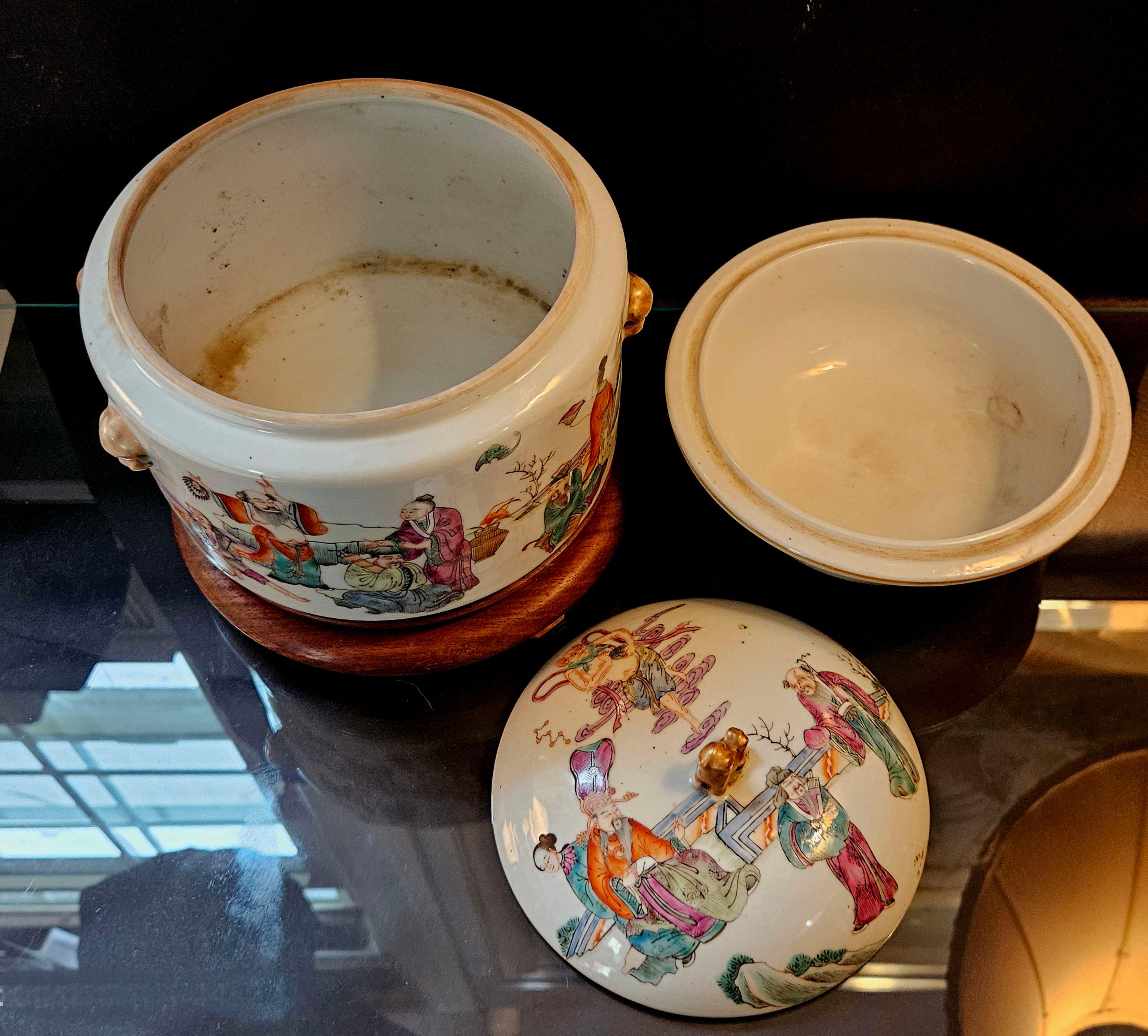 Bol de service couvert de la famille rose de Chine avec le stand en bois ajusté 19e siècle en vente 8