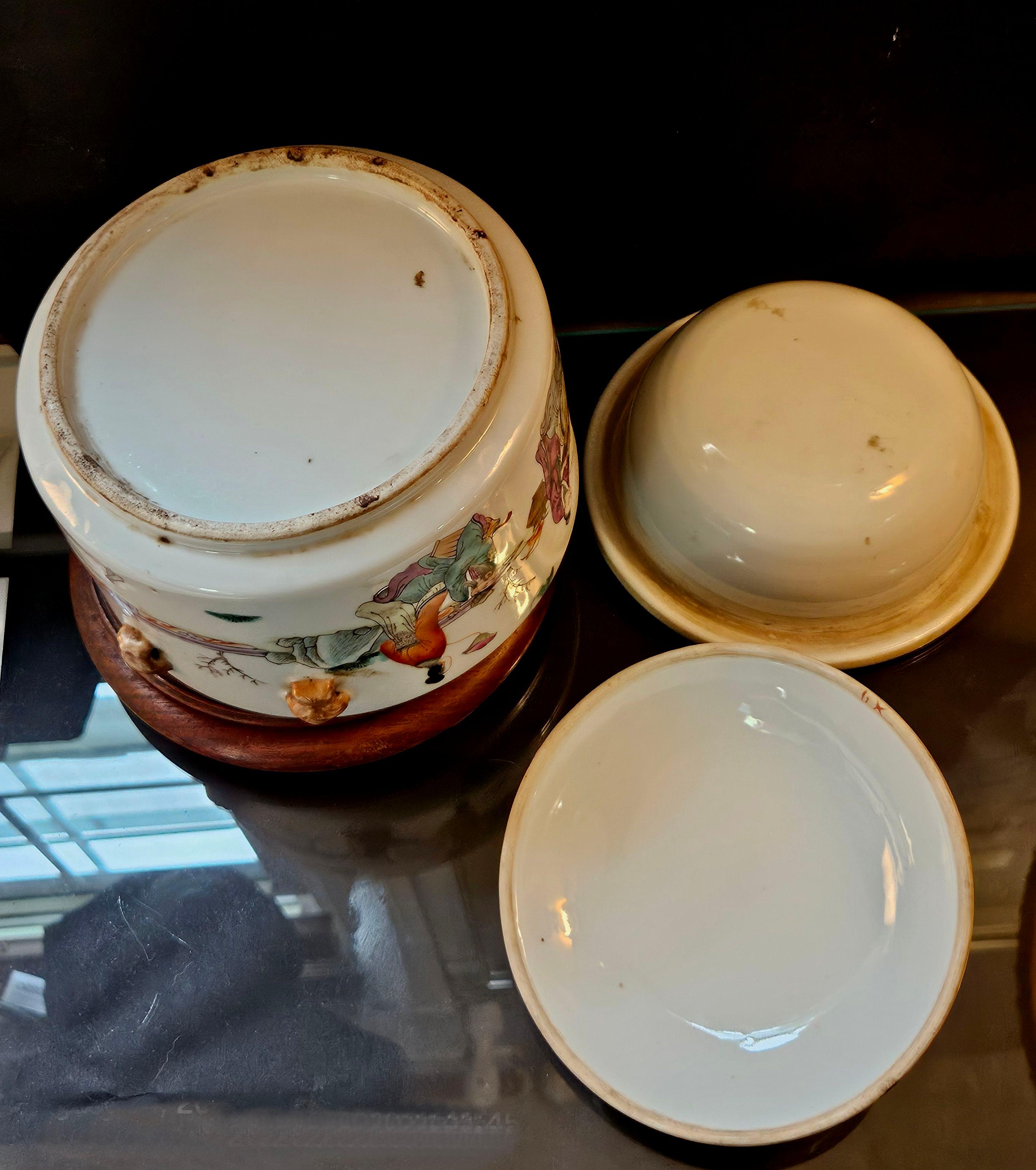 Bol de service couvert de la famille rose de Chine avec le stand en bois ajusté 19e siècle en vente 9