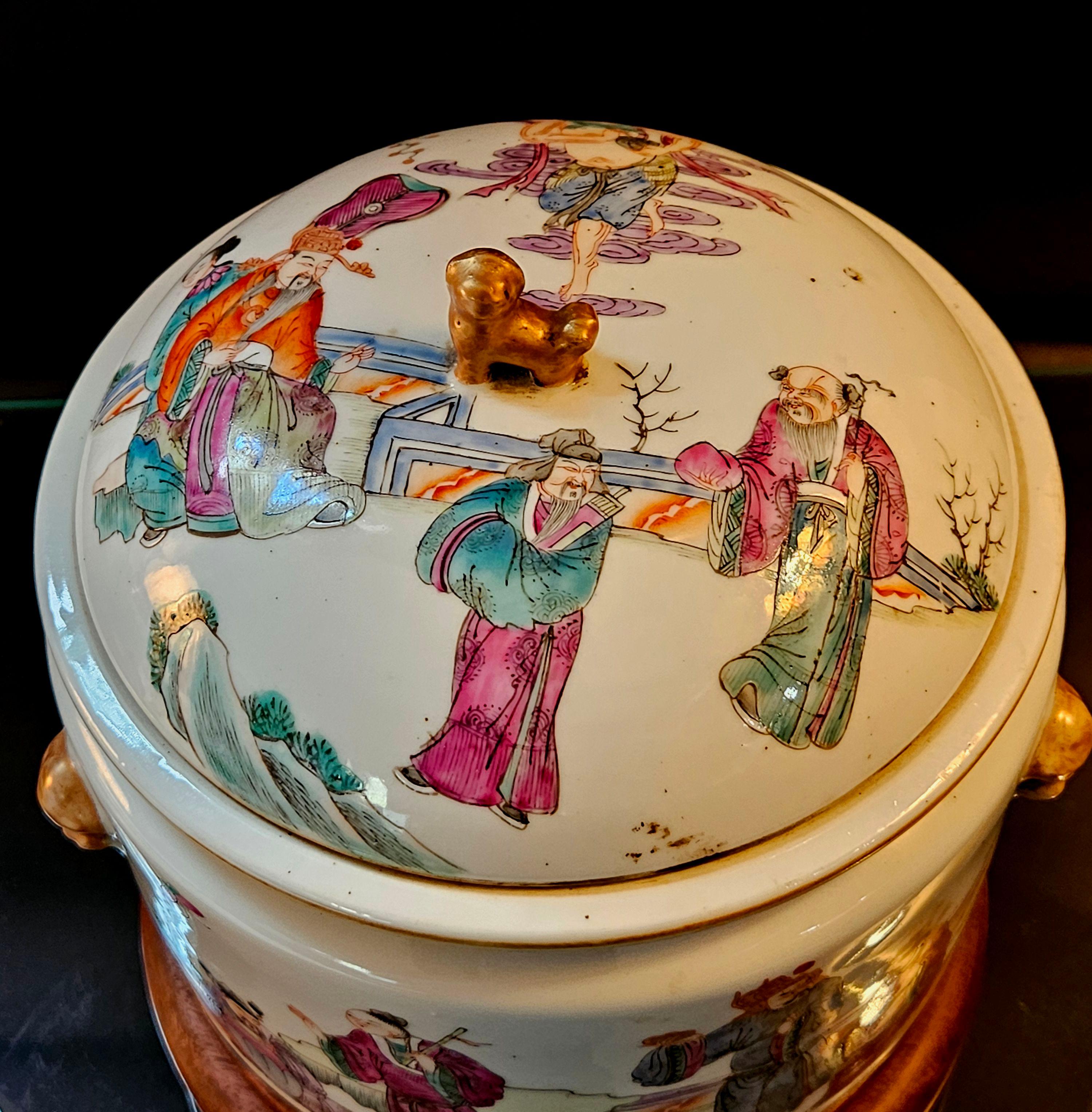Bol de service couvert de la famille rose chinoise en trois parties, le couvercle, le compartiment extérieur et le compartiment intérieur reposant sur un support en bois ajusté, 19e siècle, représentant 15 immortels sur toute la surface en