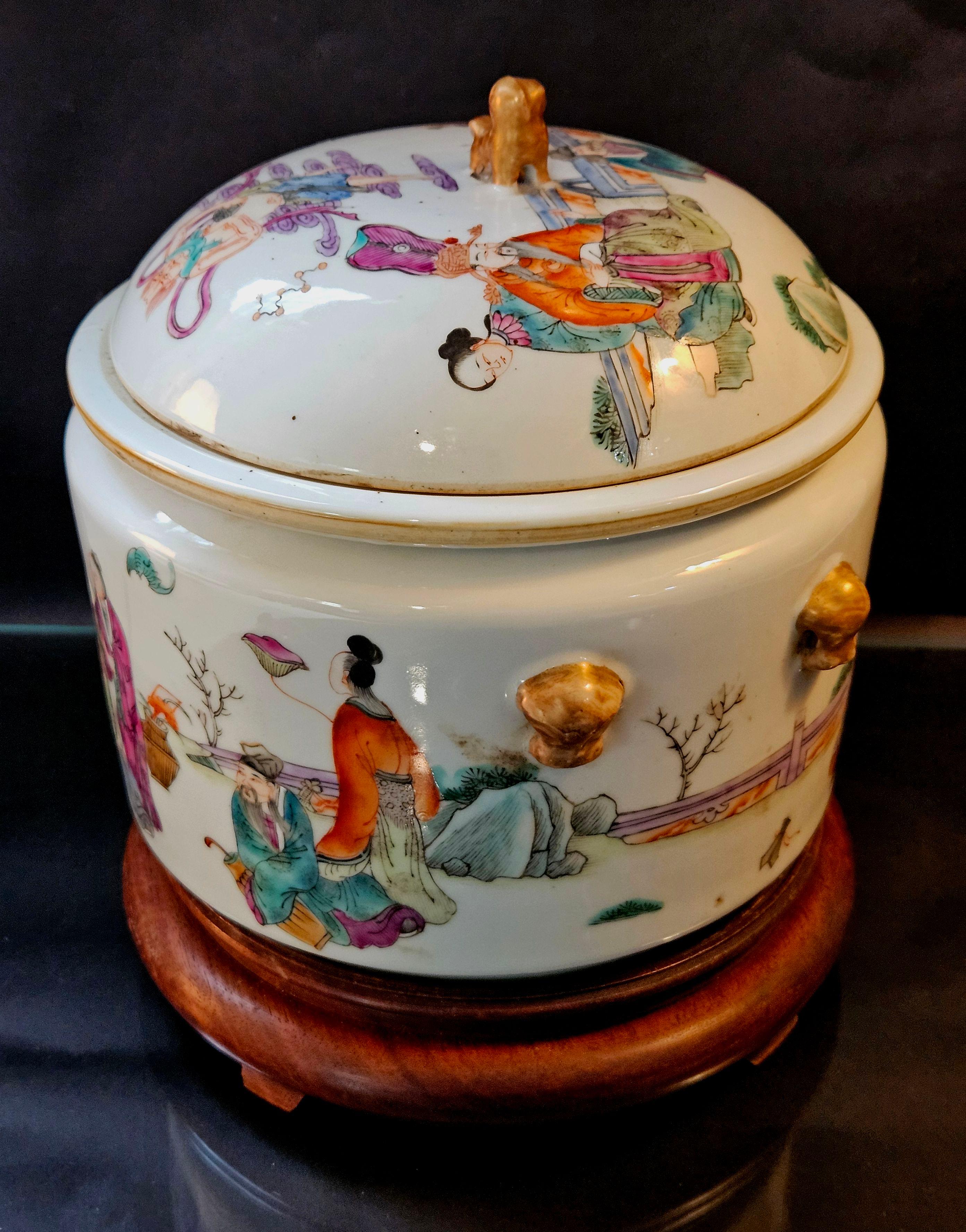Peint à la main Bol de service couvert de la famille rose de Chine avec le stand en bois ajusté 19e siècle en vente