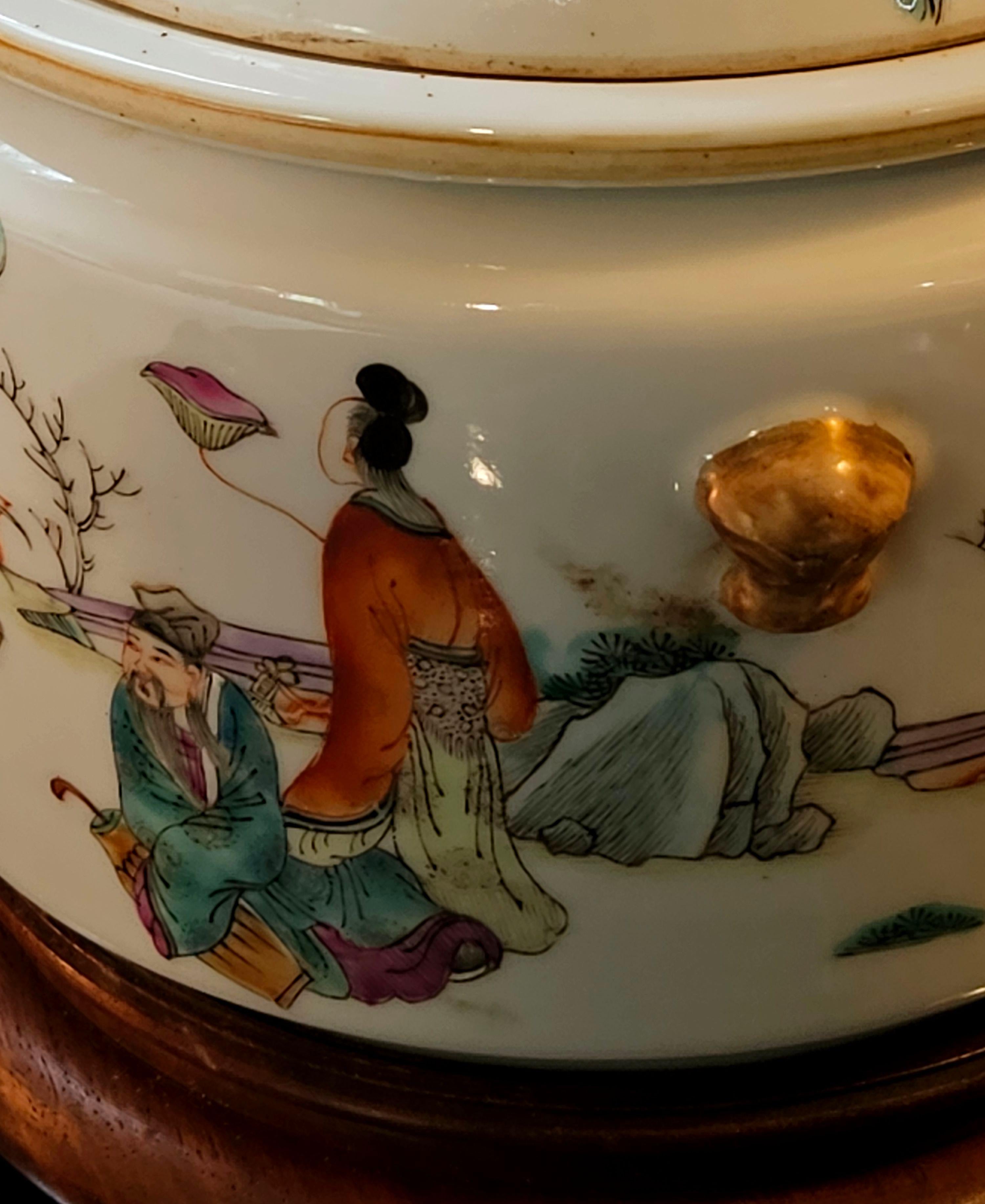Bol de service couvert de la famille rose de Chine avec le stand en bois ajusté 19e siècle Bon état - En vente à Norton, MA