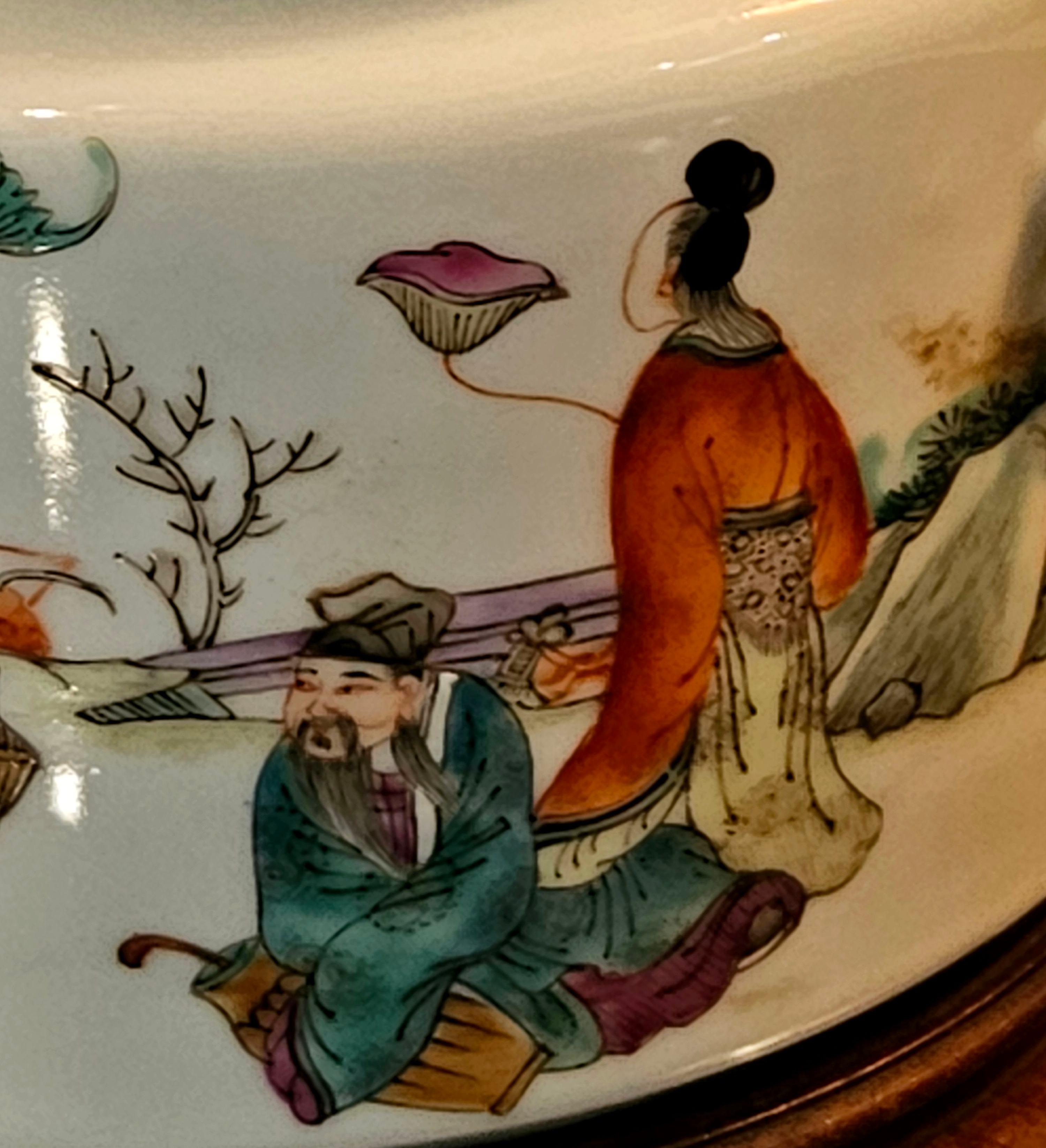 Porcelaine Bol de service couvert de la famille rose de Chine avec le stand en bois ajusté 19e siècle en vente