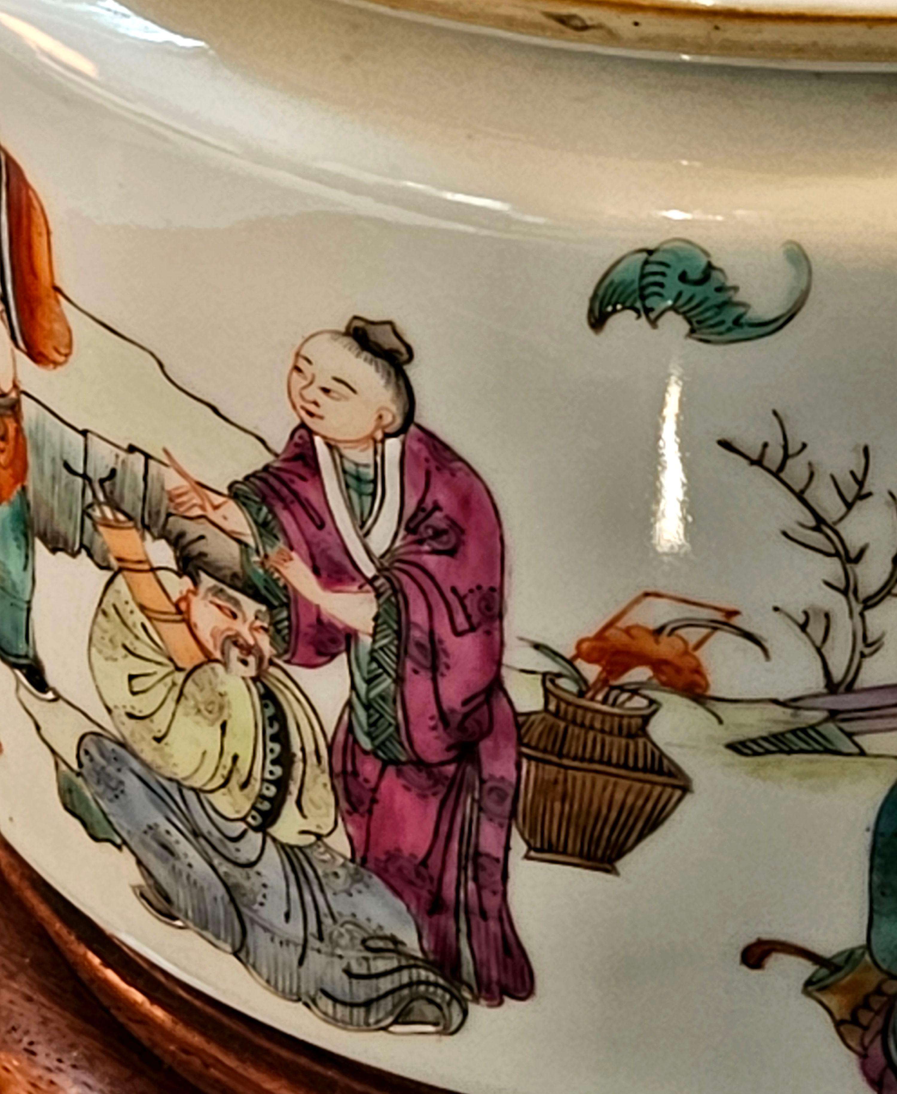 Bol de service couvert de la famille rose de Chine avec le stand en bois ajusté 19e siècle en vente 1