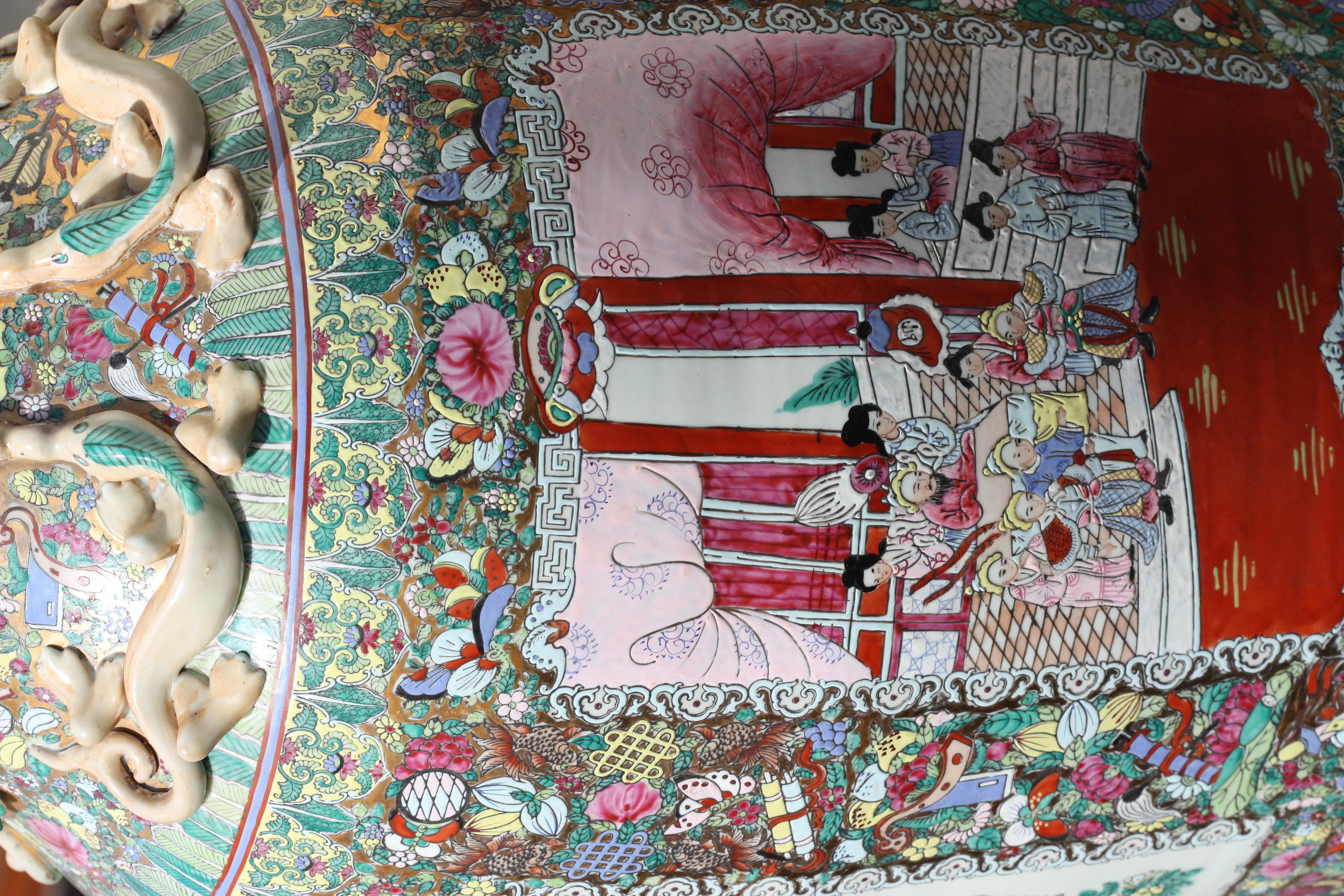 Vaso da palazzo cinese in porcellana decorata famille rose
il vaso a balaustro con collo cilindrico e orlo svasato, il corpo con grandi riserve raffiguranti figure in un patio interno alternate a pannelli decorati con fogliame colorato, la spalla